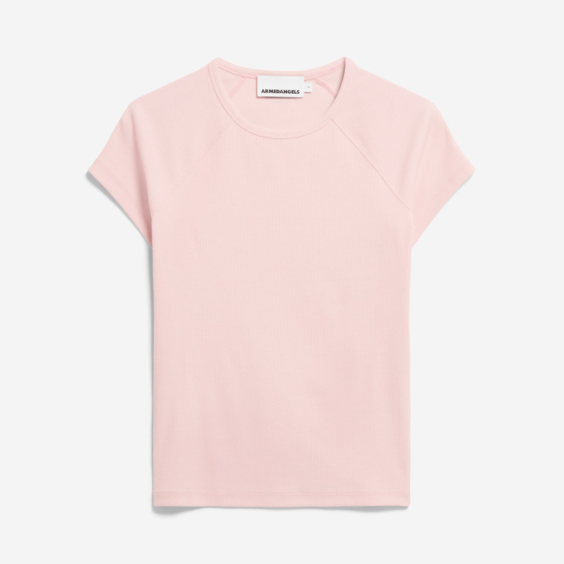 Ein hellrosa T-Shirt mit kurzen Ärmeln und Rundhalsausschnitt liegt flach auf einem weißen Hintergrund. Das Shirt hat ein einfaches und minimalistisches Design mit einem sichtbaren Etikett am Kragen.