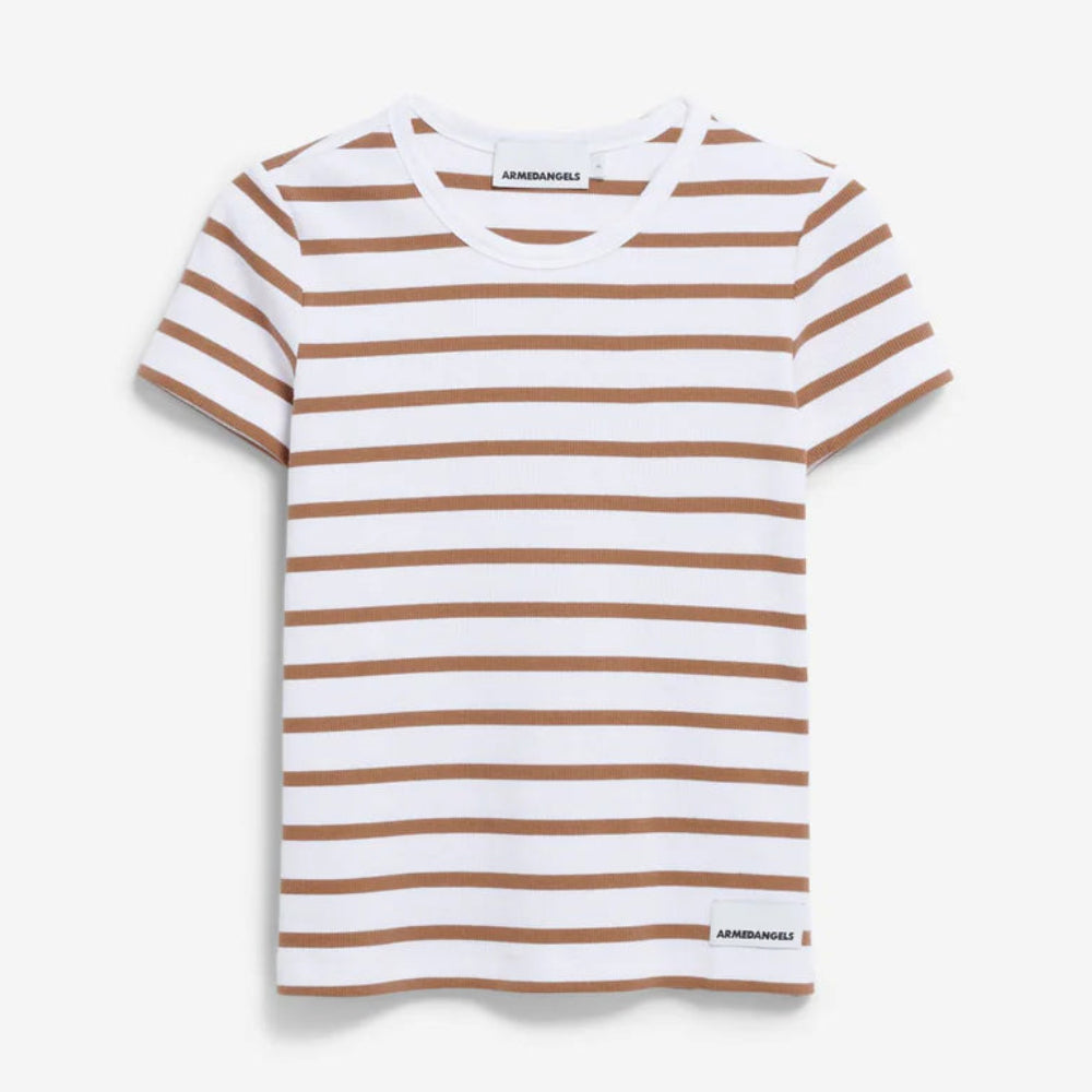 Weißes Kurzarm-T-Shirt mit braunen Querstreifen und einem kleinen Etikett am Saum. Der Halsausschnitt ist rund und das Design ist einfach und lässig.