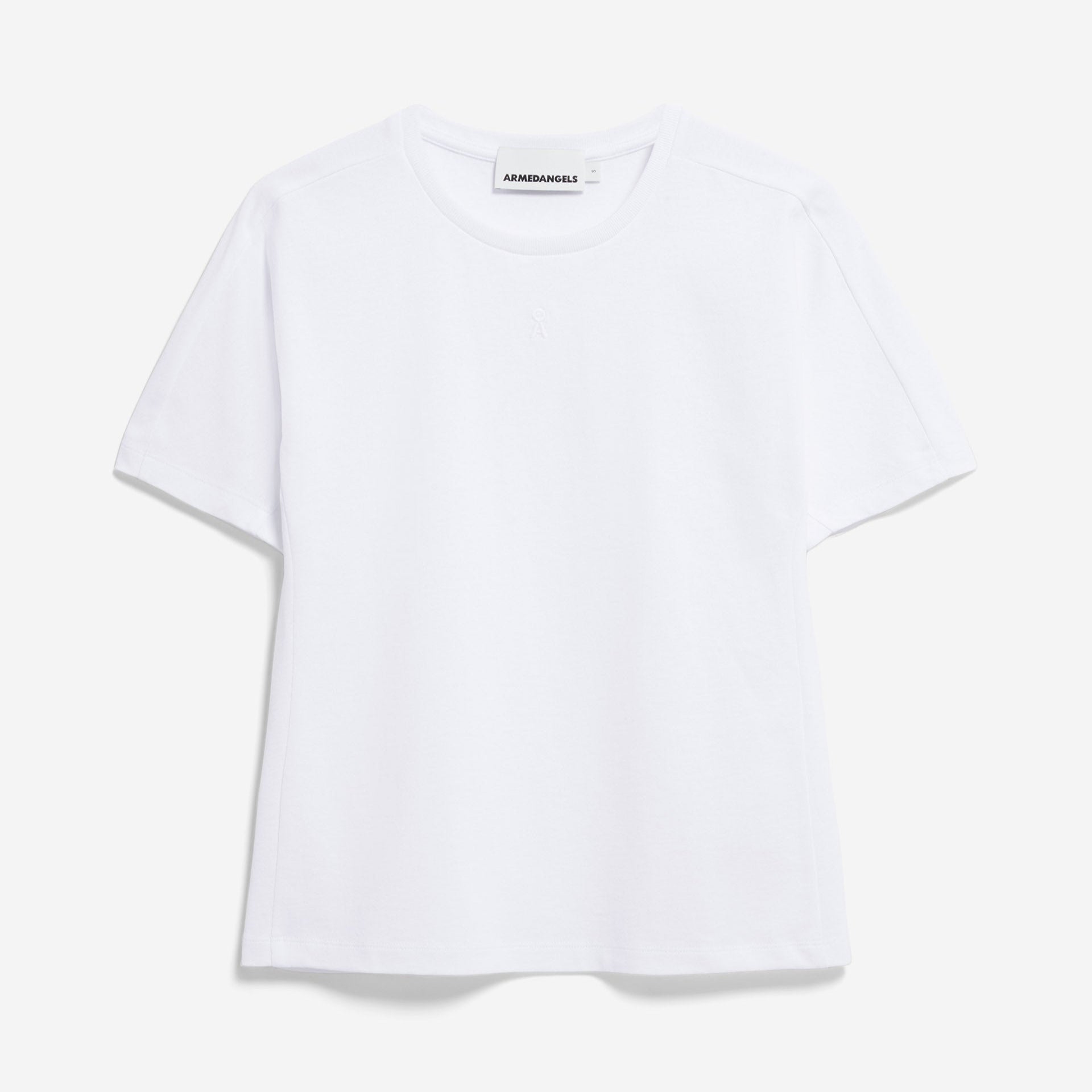 Ein schlichtes weißes T-Shirt mit kurzen Ärmeln wird vor einem weißen Hintergrund gezeigt. Das Shirt hat einen Rundhalsausschnitt und ein einfaches Design ohne sichtbare Muster oder Logos.