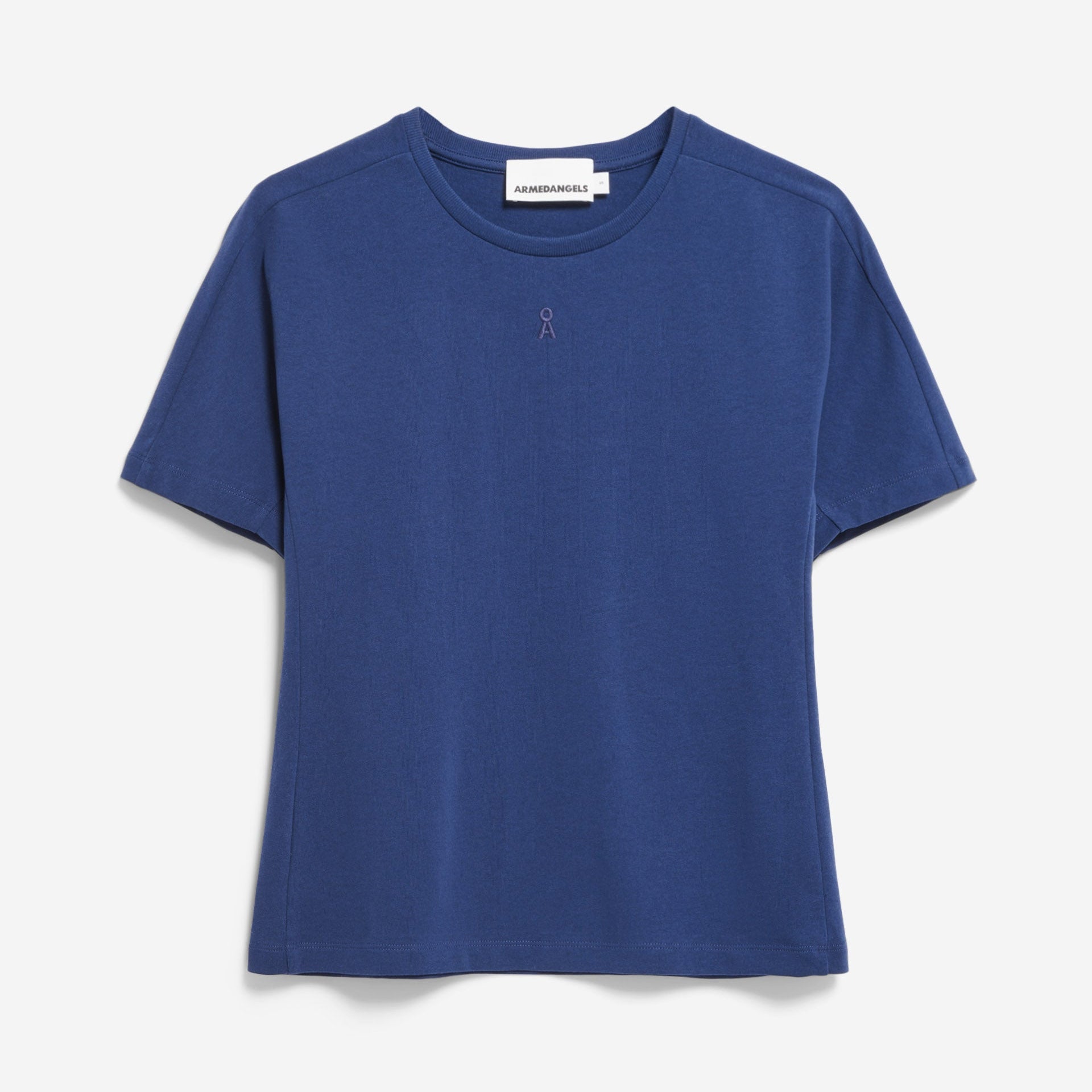 Ein schlichtes, kurzärmeliges, blaues T-Shirt wird vor einem weißen Hintergrund gezeigt. Das Shirt hat einen Rundhalsausschnitt und ein kleines, dezentes gesticktes Symbol auf der Brust.