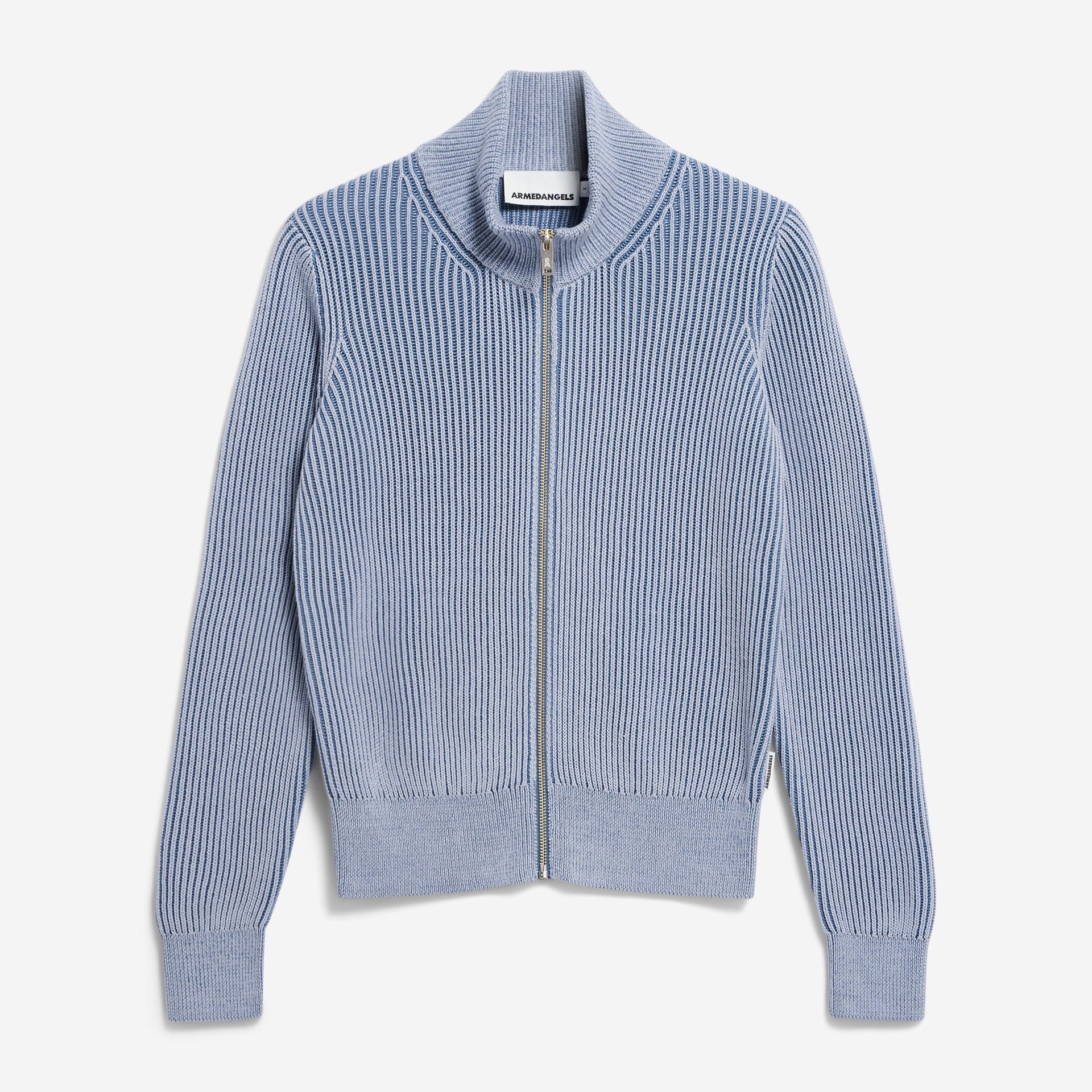 Hellblaue Strickjacke mit Reißverschluss aus Rippenstrick mit hohem Kragen und langen Ärmeln, flach auf weißem Grund.