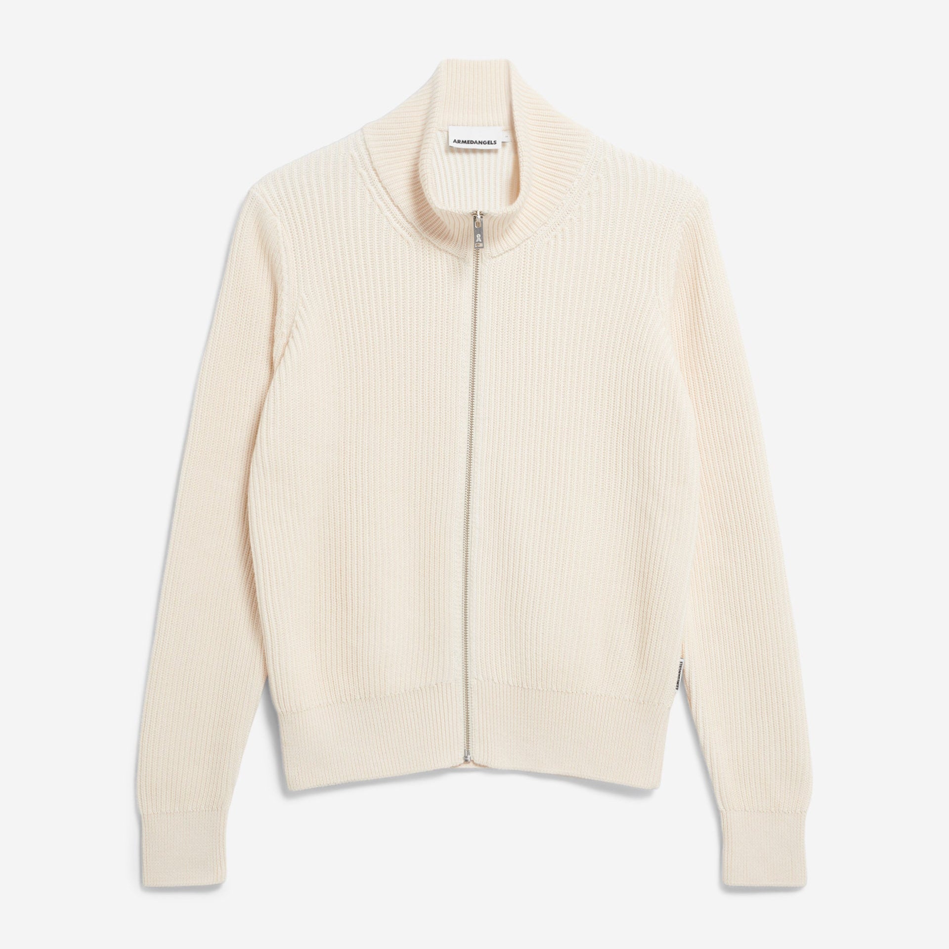 Ein cremefarbener, gerippter Pullover mit Reißverschluss mit Stehkragen, langen Ärmeln und geradem Saum auf weißem Hintergrund.
