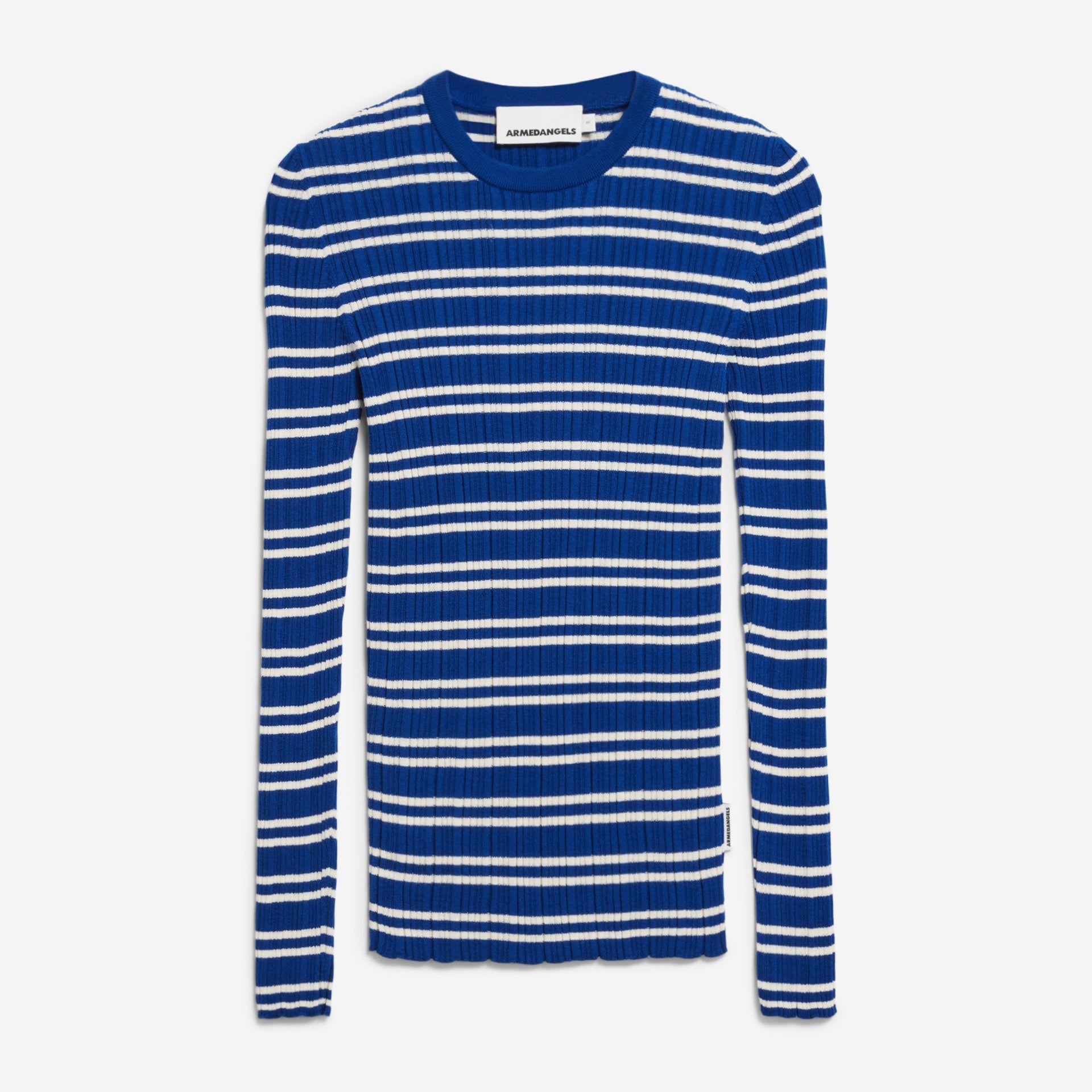 Langärmeliger Pullover aus Rippenstrick in Königsblau mit weißen Querstreifen auf weißem Grund.