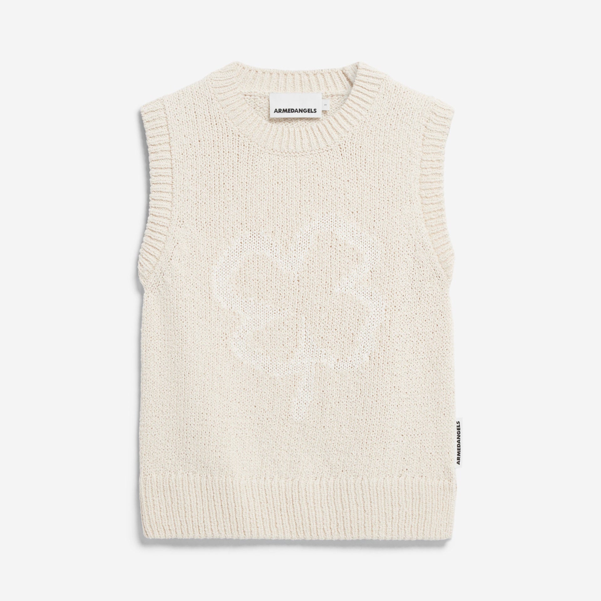 Ärmellose, cremefarbene Strickweste mit einem dezenten Blatt- oder Recycling-Symbol auf der Vorderseite, geripptem Kragen, Armausschnitten und Saum sowie einem kleinen Seitenetikett.
