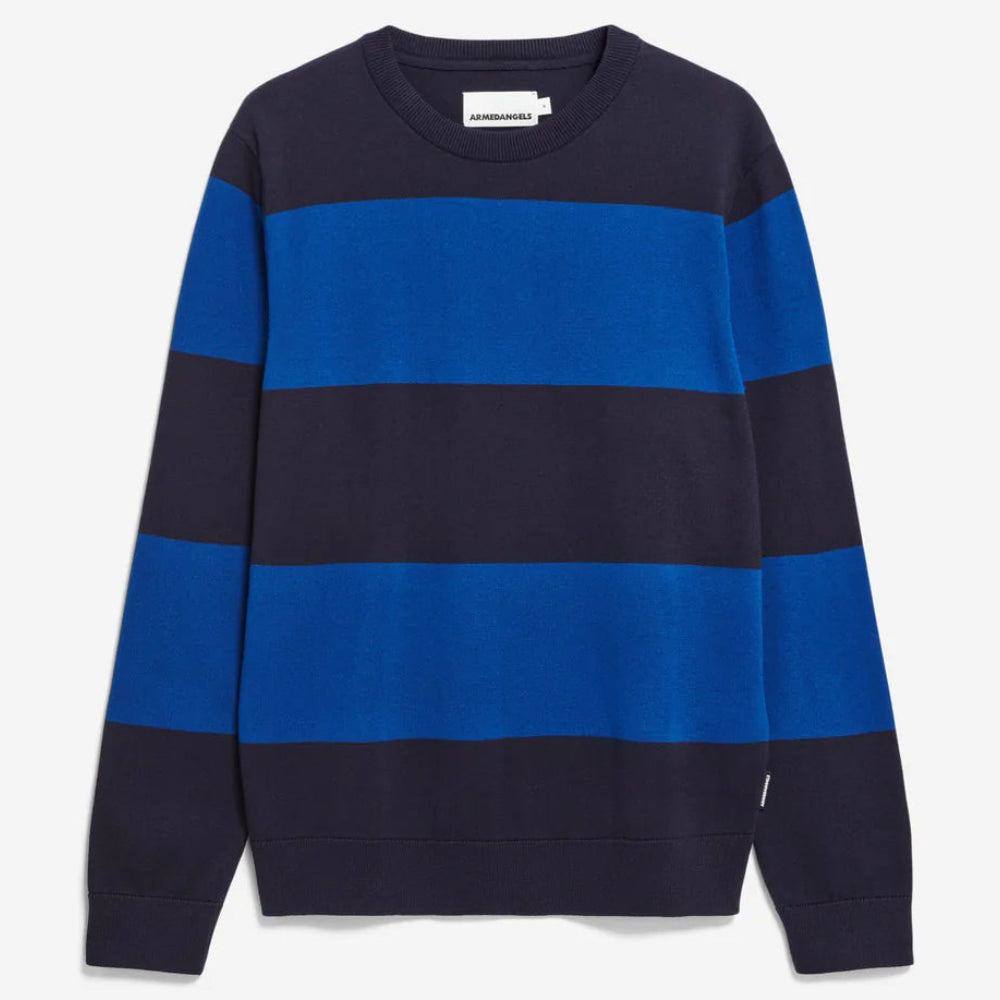Ein langärmeliger Pullover mit breiten horizontalen Streifen in abwechselndem Marineblau und Hellblau, flach auf weißem Grund.