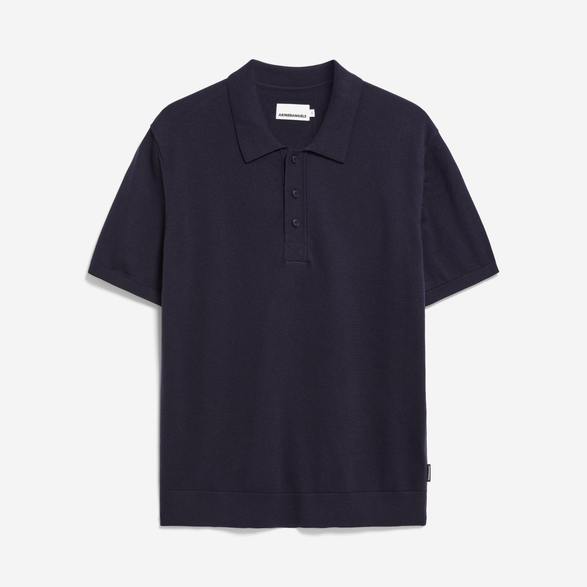 Ein schlichtes, kurzärmeliges, marineblaues Poloshirt mit Kragen und drei Knöpfen auf weißem Hintergrund.