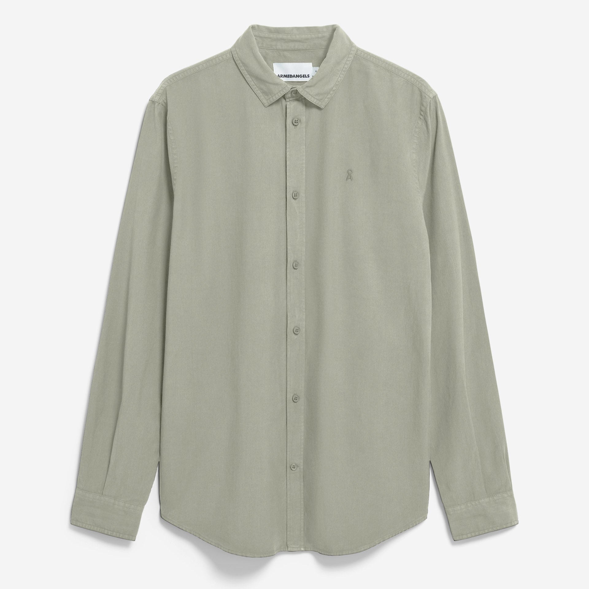 Ein hellolivgrünes, langärmeliges Button-up-Hemd, das flach auf weißem Grund liegt. Das Hemd hat einen klassischen Kragen und dezente Nahtdetails.