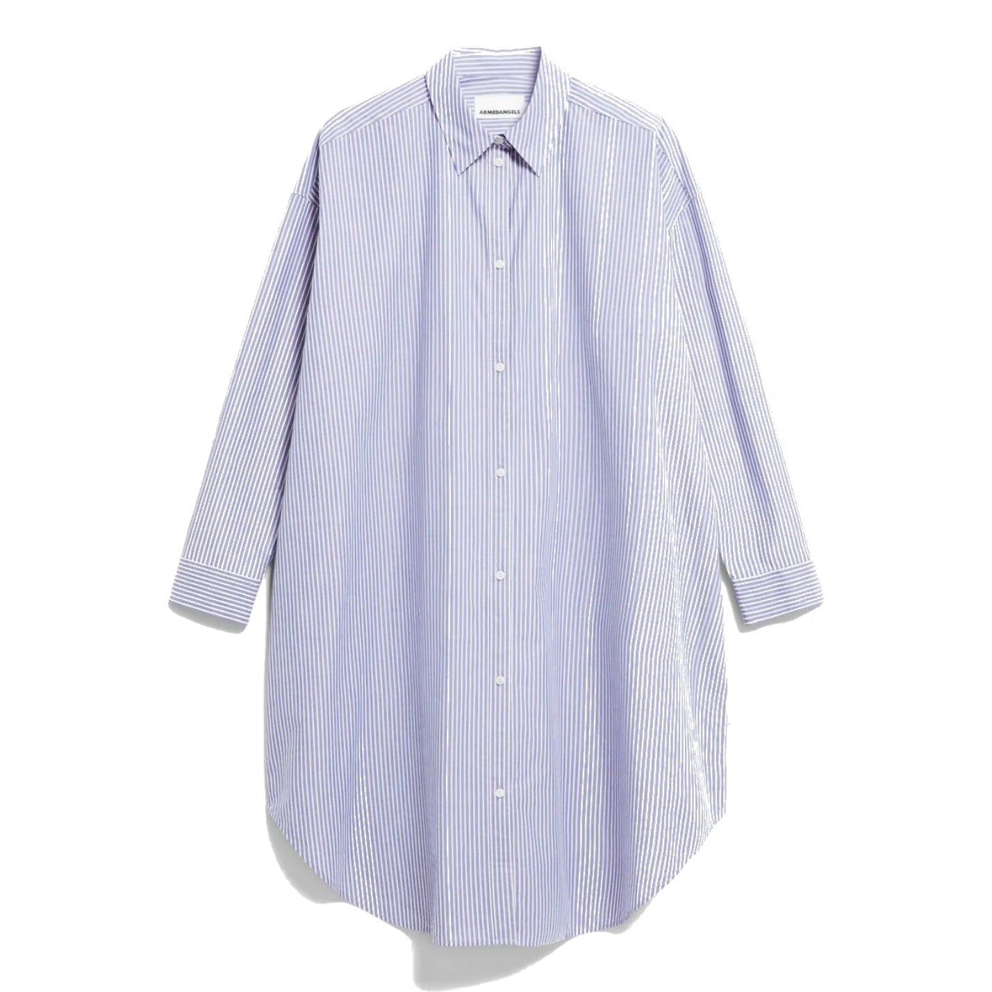 Ein langärmeliges, blau-weiß vertikal gestreiftes Button-Down-Hemd mit spitzem Kragen. Das Hemd hat eine lockere, übergroße Passform und einen abgerundeten Saum.