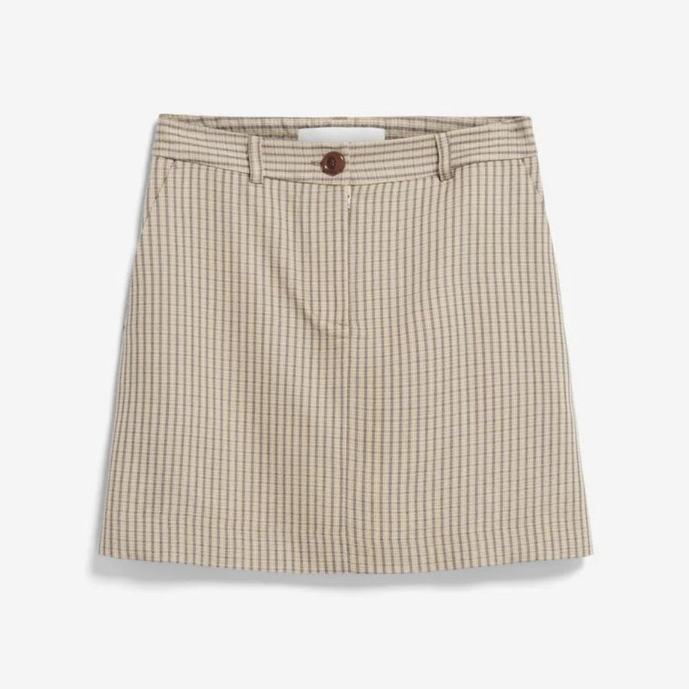 Beigefarbener, karierter Minirock in A-Linie mit dezentem Karomuster, Gürtelschlaufen, Seitentaschen und einem Knopfverschluss vorne. Der Rock liegt flach auf einem weißen Hintergrund.