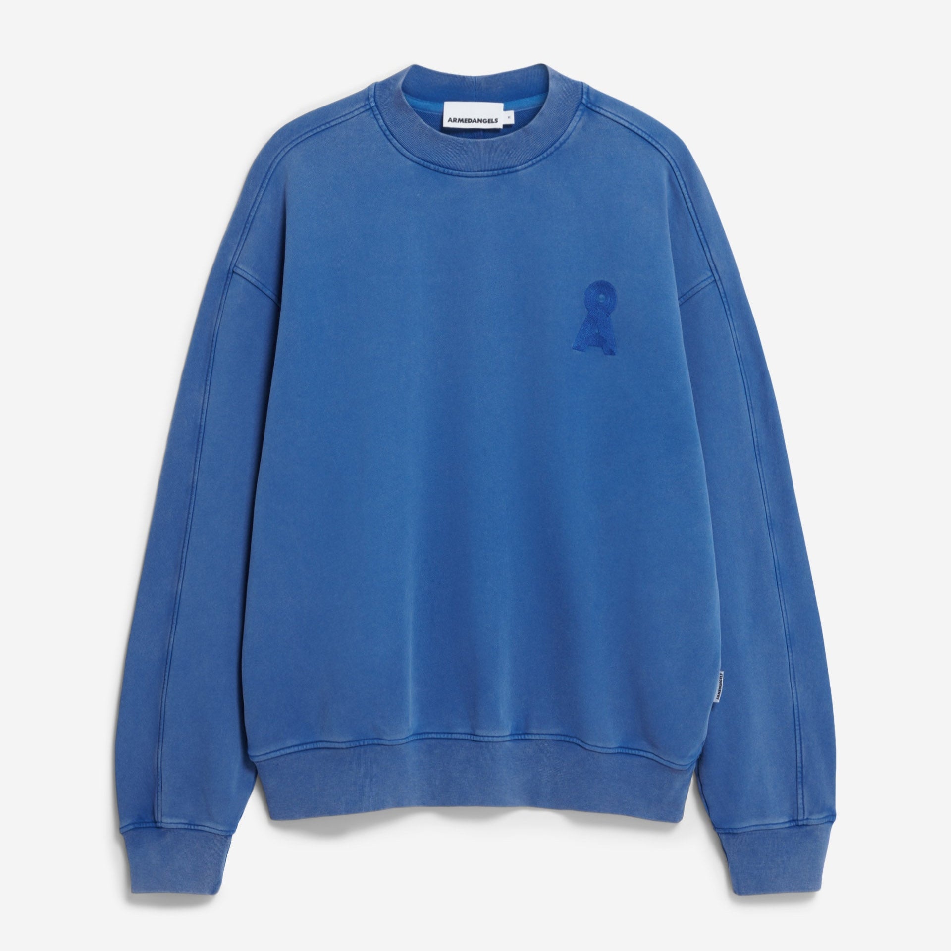 Einfarbiges blaues Sweatshirt mit Rundhalsausschnitt, langen Ärmeln, gerippten Bündchen und Saum sowie einem kleinen gestickten Logo auf der linken Brust. Das Sweatshirt ist auf einem weißen Hintergrund abgebildet.