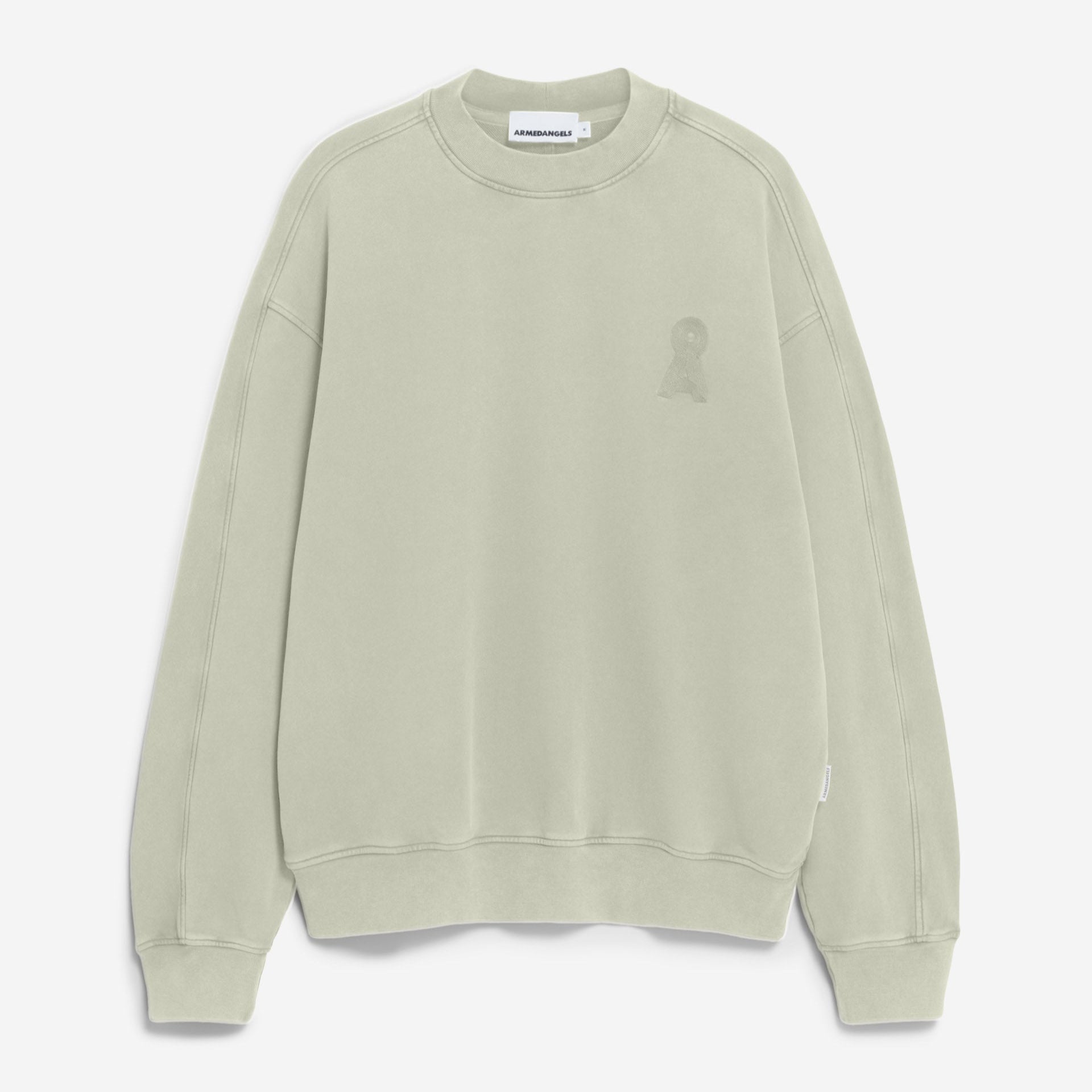 Ein helles salbeigrünes Sweatshirt mit Rundhalsausschnitt, gerippten Bündchen und Saum und einem dezent gestickten Logo auf der linken Brust. Das Kleidungsstück hat eine lockere, übergroße Passform und ein minimalistisches Design.