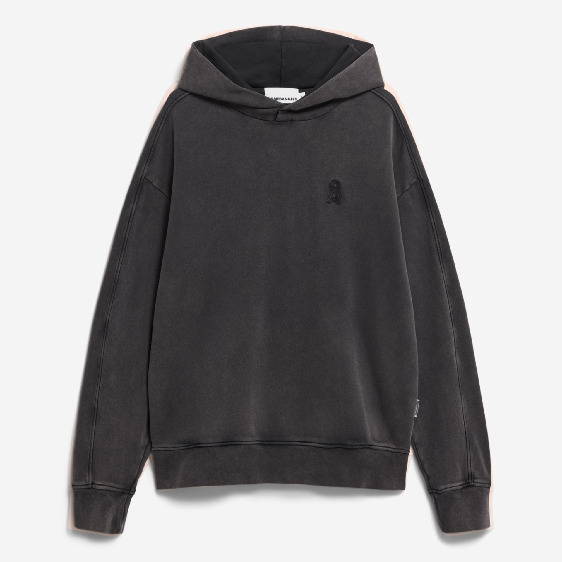 Ein schwarzes Kapuzensweatshirt mit langen Ärmeln und gerippten Bündchen, das ein dezentes gesticktes Logo auf der linken Brust aufweist. Der Stoff scheint eine leicht verblasste Vintage-Waschung zu haben.