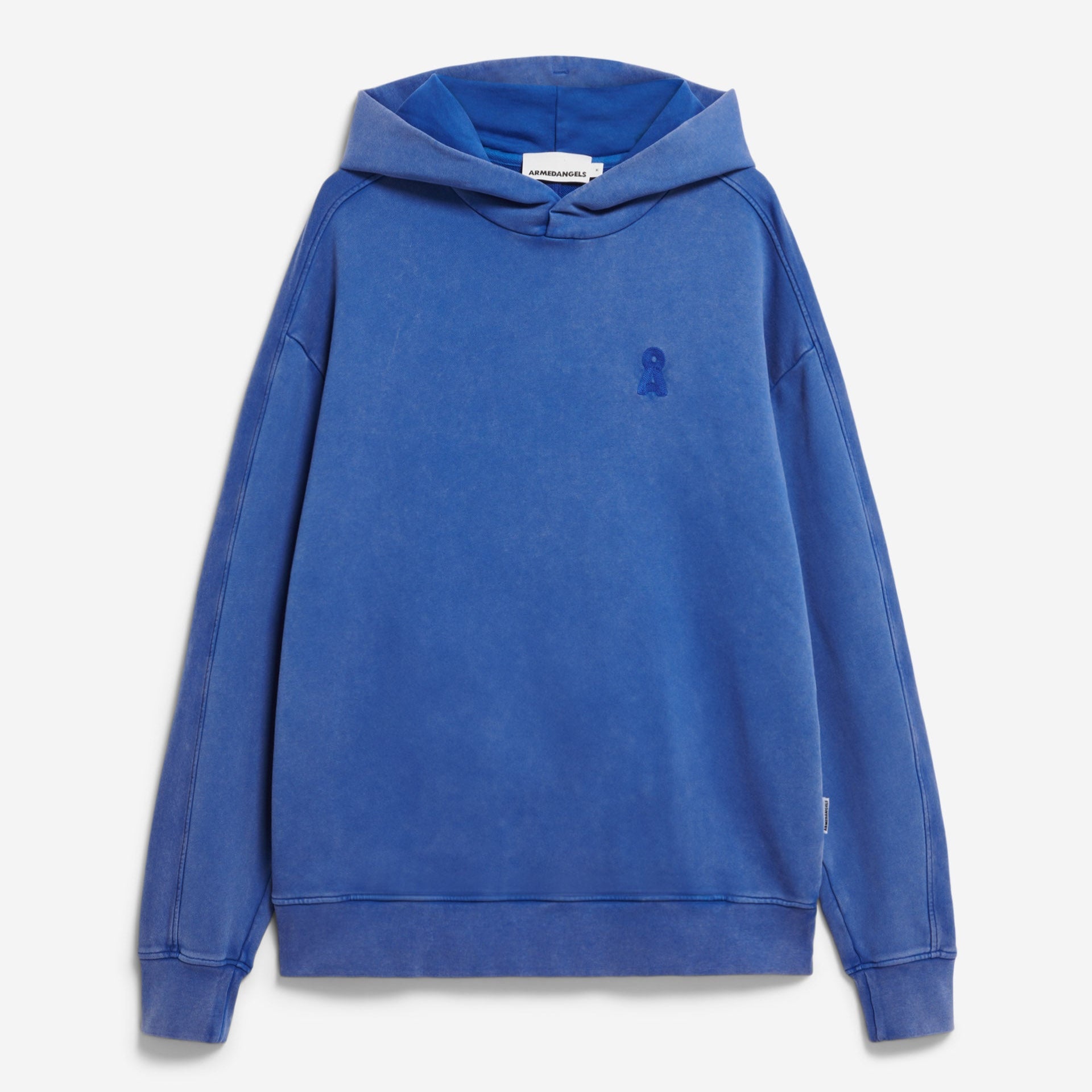 Ein blauer Kapuzenpulli mit lockerer Passform, langen Ärmeln und einer Tasche auf der Vorderseite auf einem schlichten weißen Hintergrund. Der Kapuzenpulli hat ein dezentes, aufgesticktes Logo im linken Brustbereich.