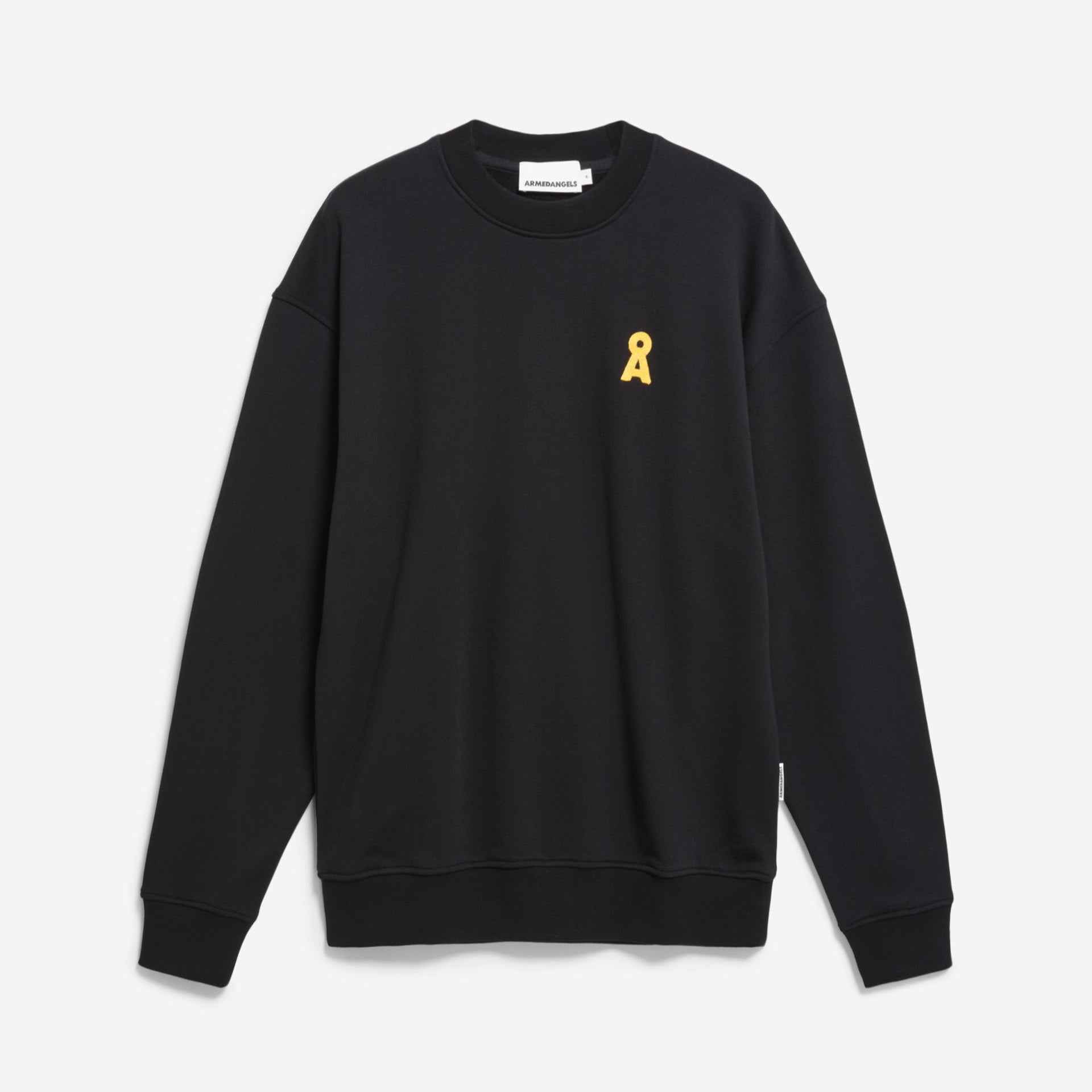 Ein schlichtes, schwarzes Sweatshirt mit Rundhalsausschnitt und einer kleinen gelben, gestickten Schleife auf der linken Brust auf weißem Hintergrund.