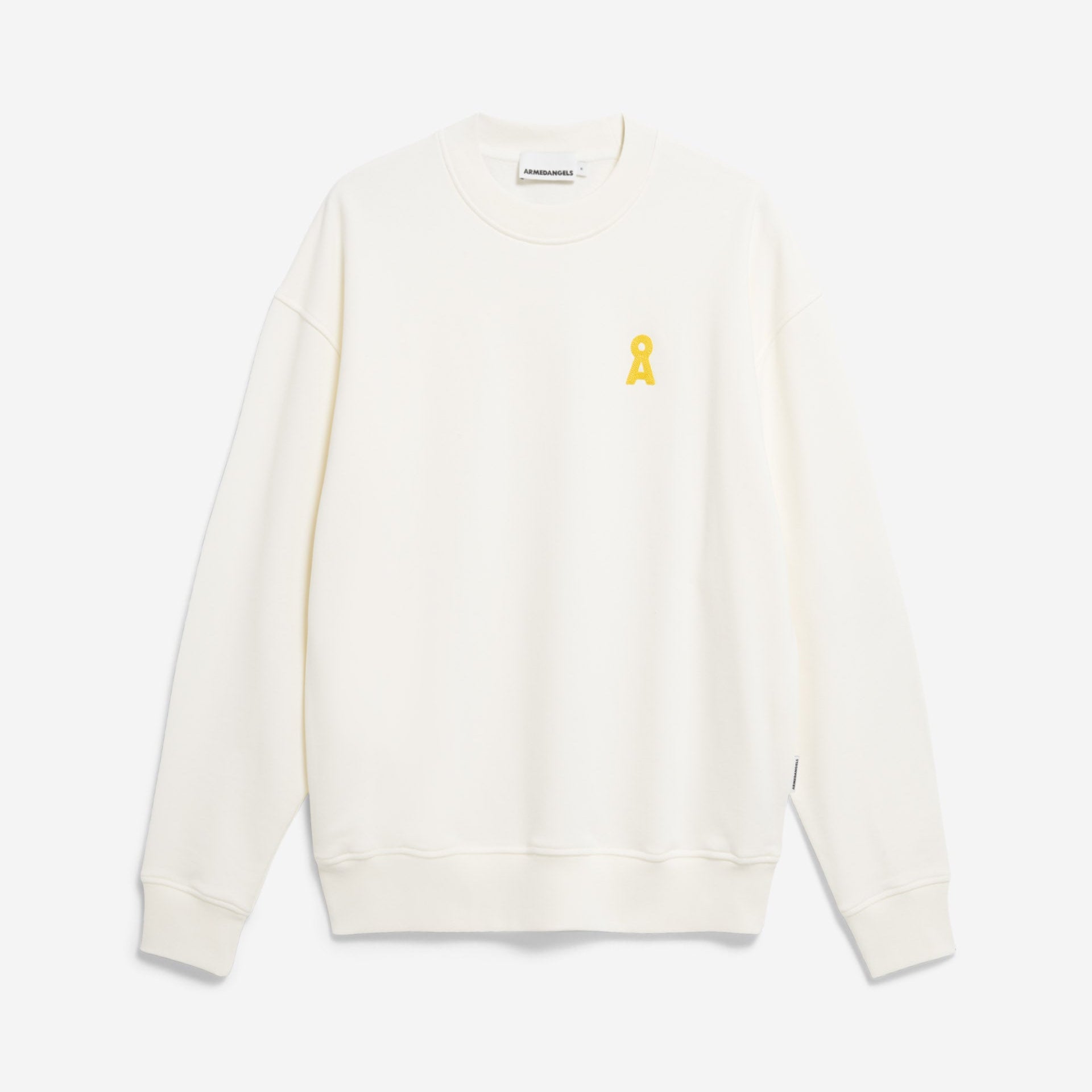 Ein schlichtes weißes Sweatshirt mit Rundhalsausschnitt und einem kleinen gelben Band-Emblem auf der linken Brust. Das Sweatshirt hat eine lockere Passform und gerippte Bündchen und Saum.