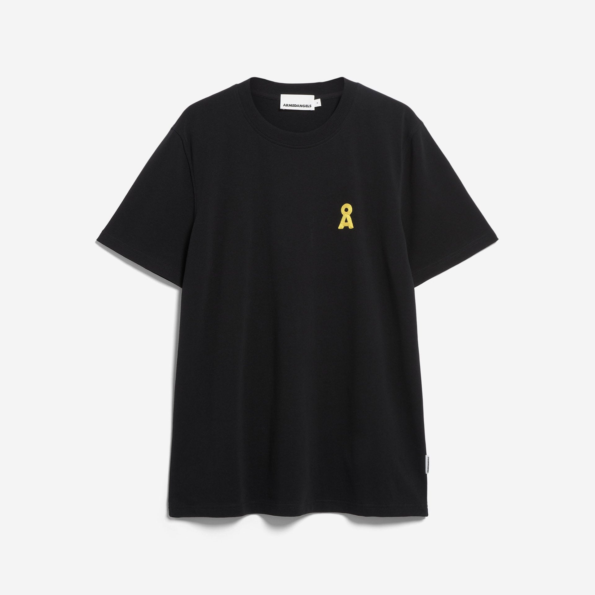 Ein schlichtes, schwarzes, kurzärmeliges T-Shirt mit einem kleinen, gelben Band-Emblem auf der linken Brust, das auf weißem Hintergrund abgebildet ist.