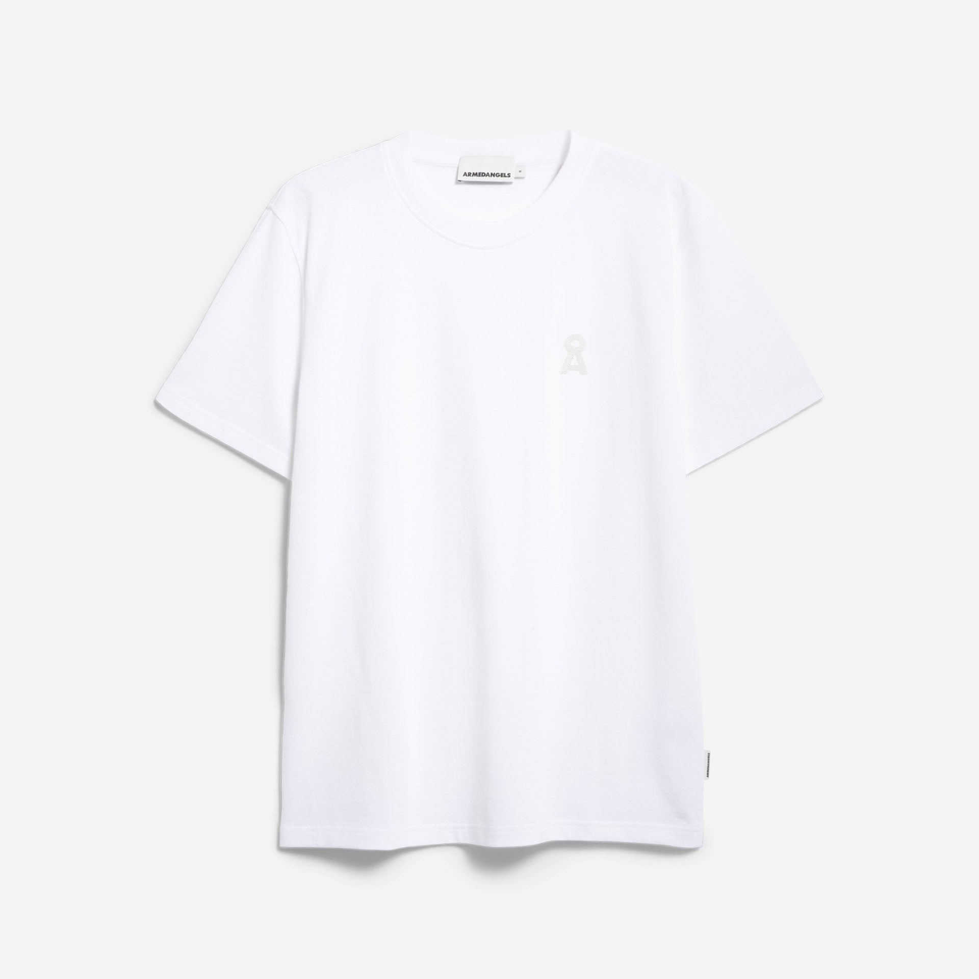 Ein schlichtes weißes Kurzarm-T-Shirt hängt vor einem hellgrauen Hintergrund. Das Shirt hat ein kleines, dezentes Logo auf der linken Brust und ein einfaches, klassisches Design.