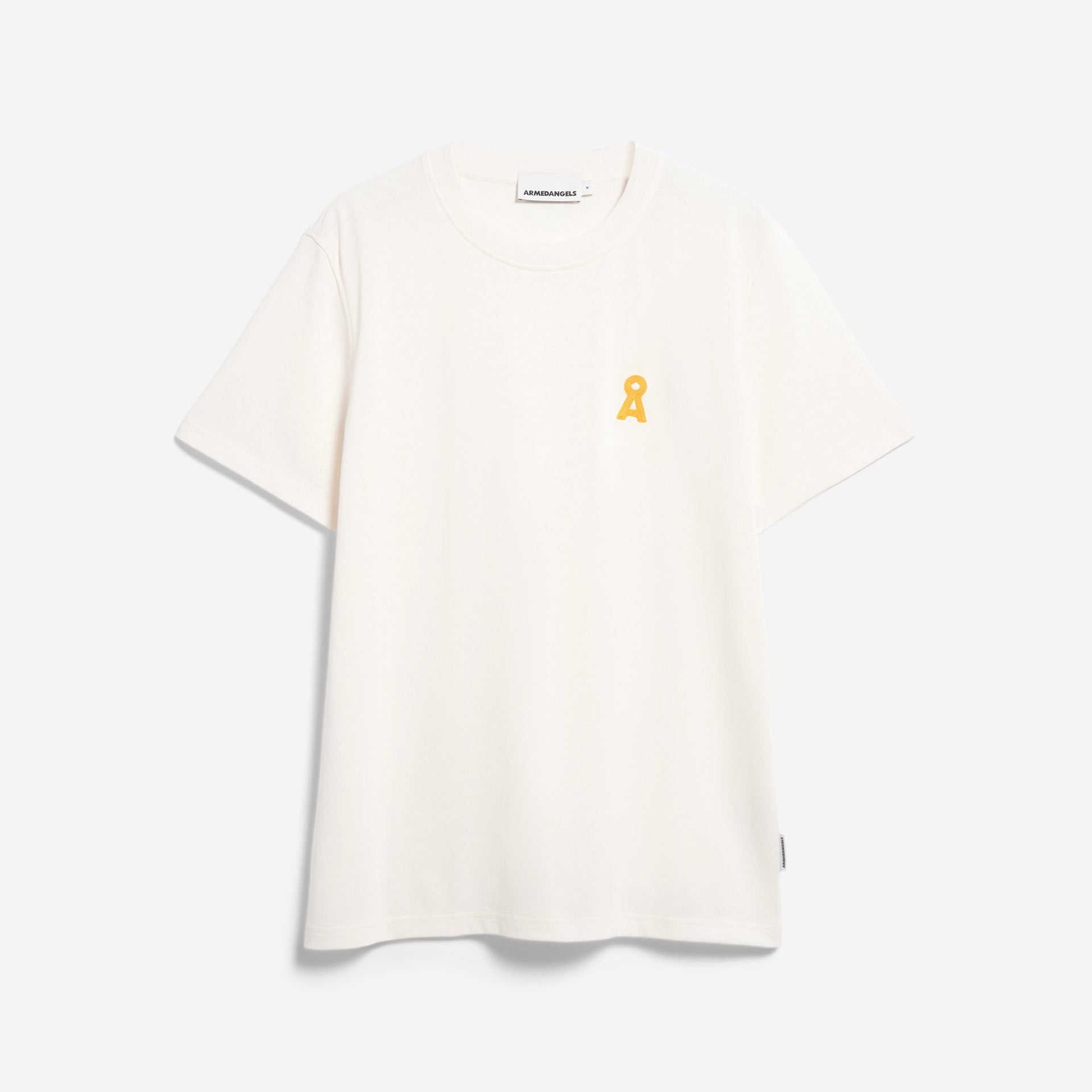 Ein schlichtes weißes, kurzärmeliges T-Shirt mit einer kleinen gelben Schleife auf der linken Brust, die auf einem hellgrauen Hintergrund aufgestickt ist.