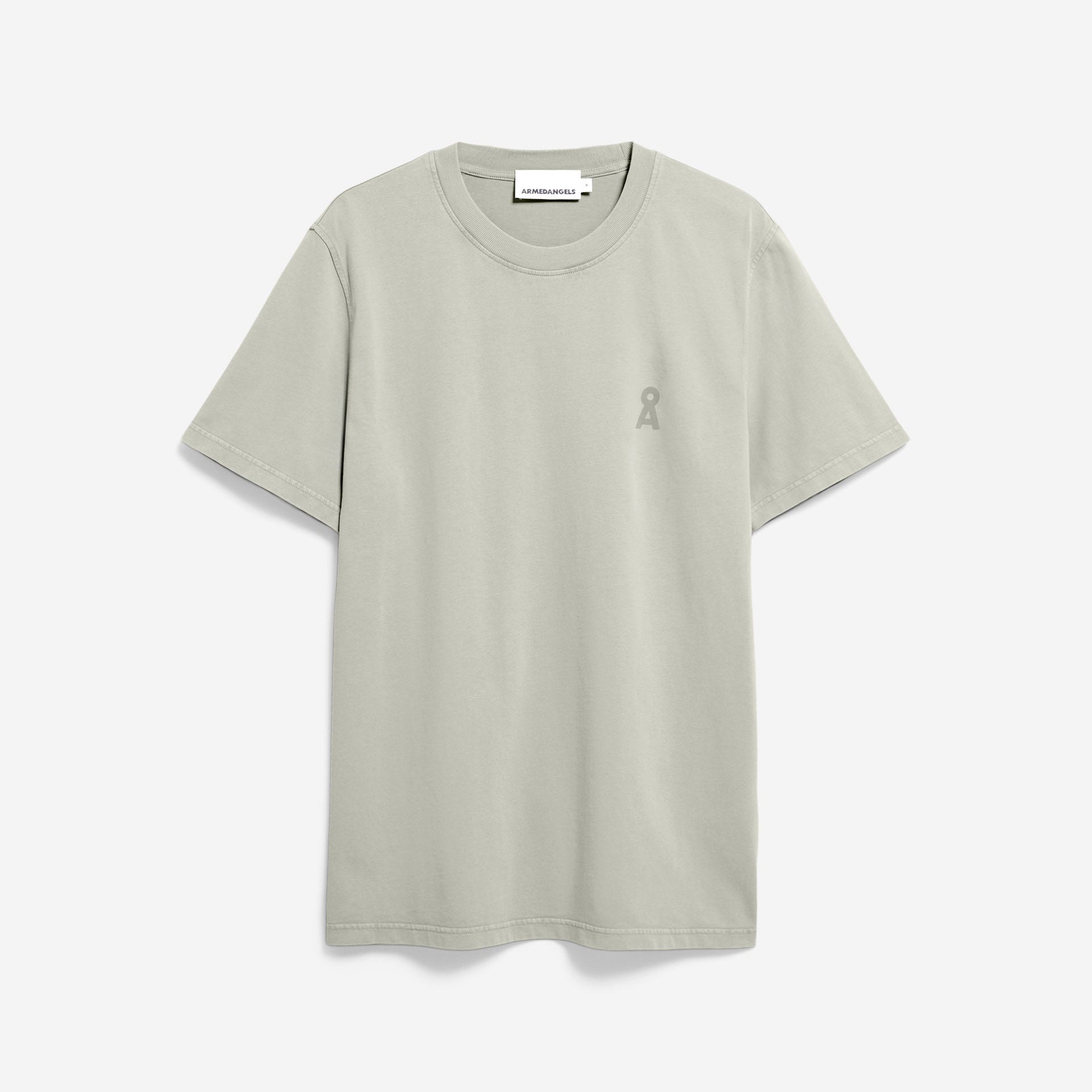Hellgraues Kurzarm-T-Shirt mit einem kleinen gestickten Logo auf der linken Brust, das auf einem einfarbig weißen Hintergrund abgebildet ist.
