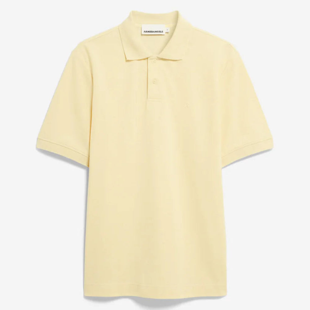 Ein hellgelbes, kurzärmeliges Polohemd mit Kragen und drei Knöpfen, das vor einem schlichten weißen Hintergrund steht.