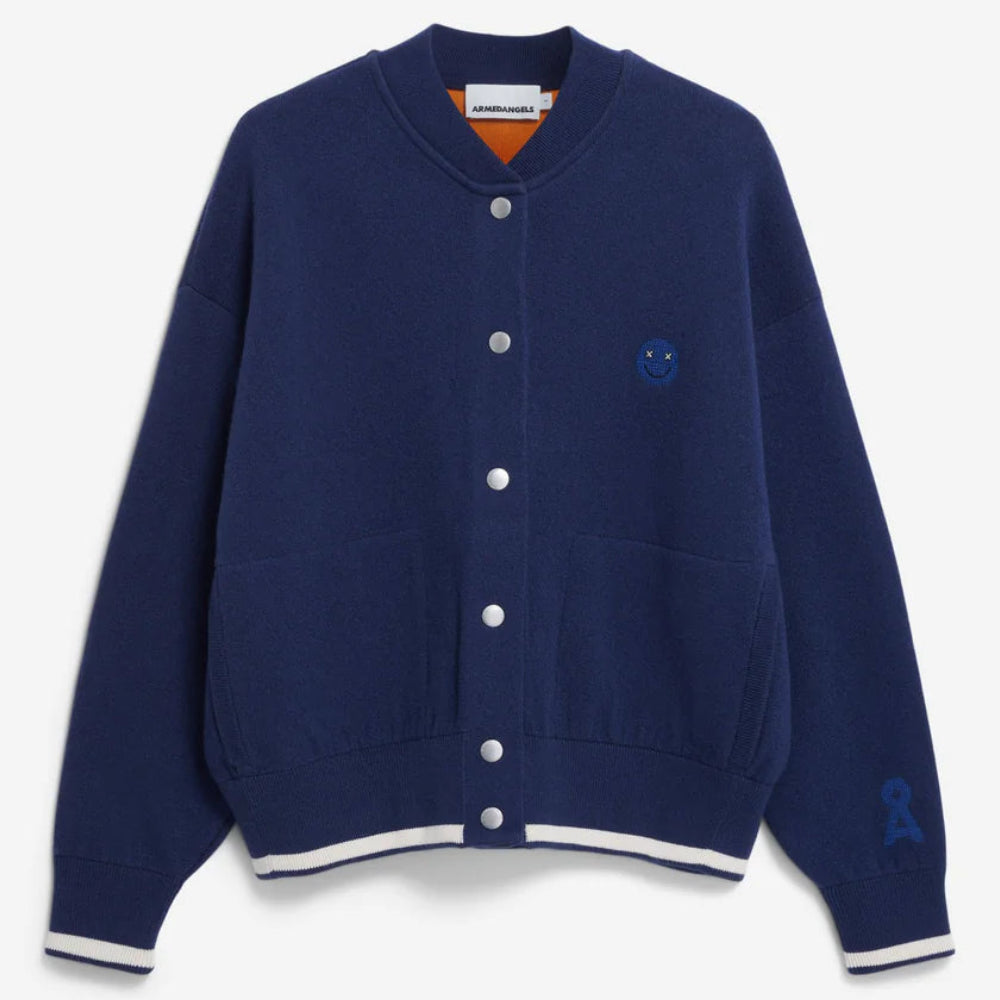 Marineblaue Wamsjacke mit weißen Knöpfen, weiß gestreiften Ärmeln und Saum, zwei Vordertaschen und einem kleinen gestickten Smiley auf der linken Brust.