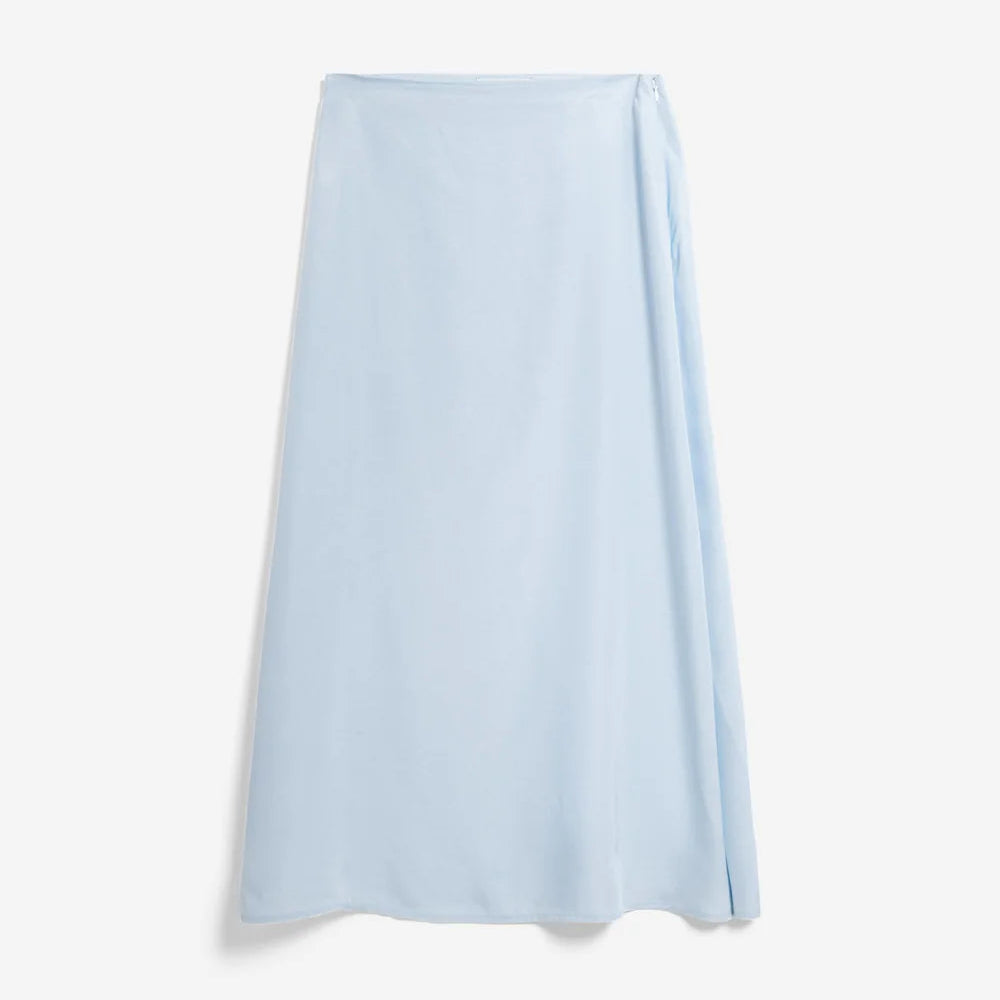 Ein hellblauer, knöchellanger Wickelrock mit einfachem, fließendem Design, der sich vor einem schlichten weißen Hintergrund präsentiert.