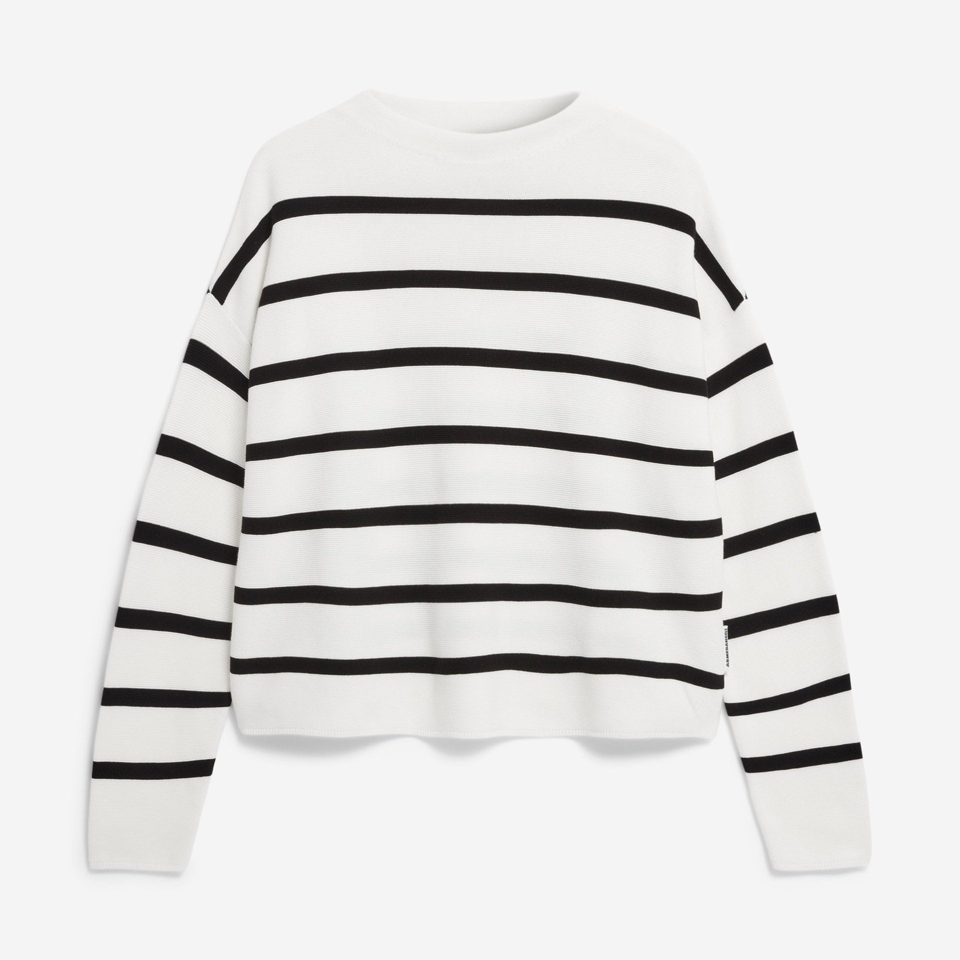 Ein weißer langärmeliger Pullover mit horizontalen schwarzen Streifen, die in gleichmäßigen Abständen über den Körper und die Ärmel verlaufen, flach auf einem weißen Hintergrund.