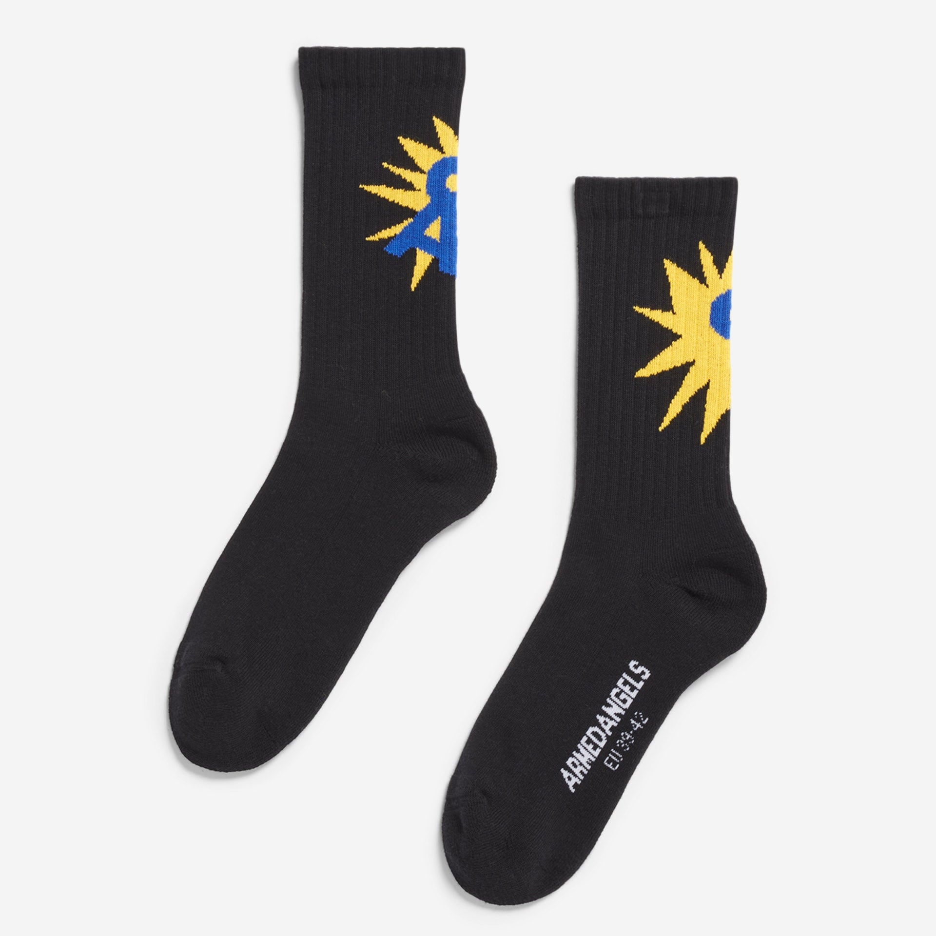 Schwarze Socken mit einem gelben Sonnenschliff und einer blauen Grafik an den Seiten. Auf der Sohle einer Socke steht der Markenname "ARMOIR ANGELS" und Größenangaben in weißer Schrift.