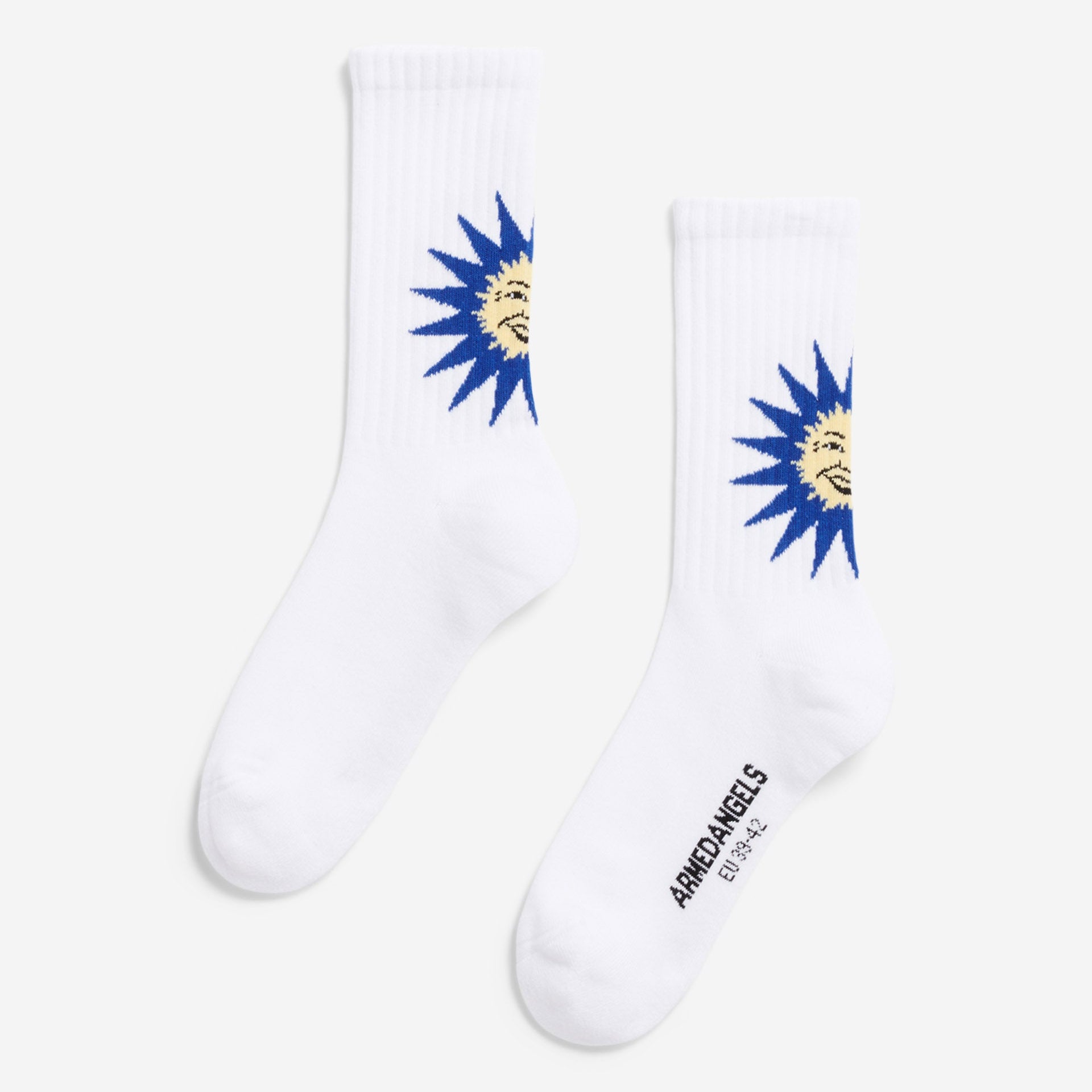 Ein Paar weiße Socken mit einer blauen Sonne und einem gelben Gesicht auf der Seite sowie dem Text ARROWSANGELS und einem Größenetikett in Schwarz auf der Unterseite.