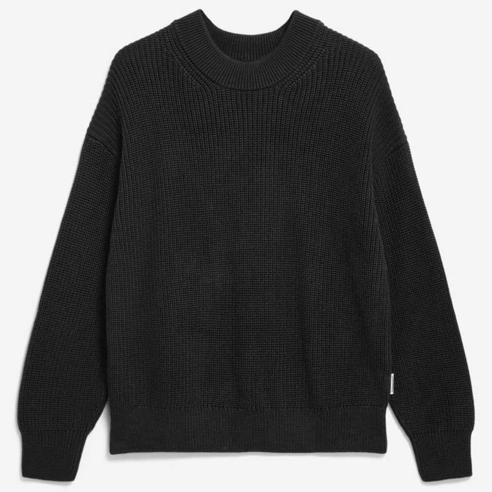 Schwarzer, langärmeliger, gerippter Strickpullover mit lockerer Passform und Rundhalsausschnitt auf weißem Grund.