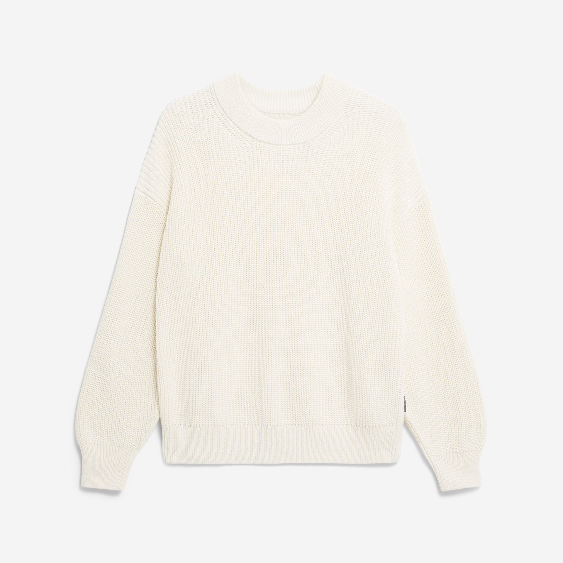 Ein schlichter, langärmeliger, cremefarbener Strickpullover mit Rundhalsausschnitt, gerippten Bündchen und Saum auf weißem Grund.