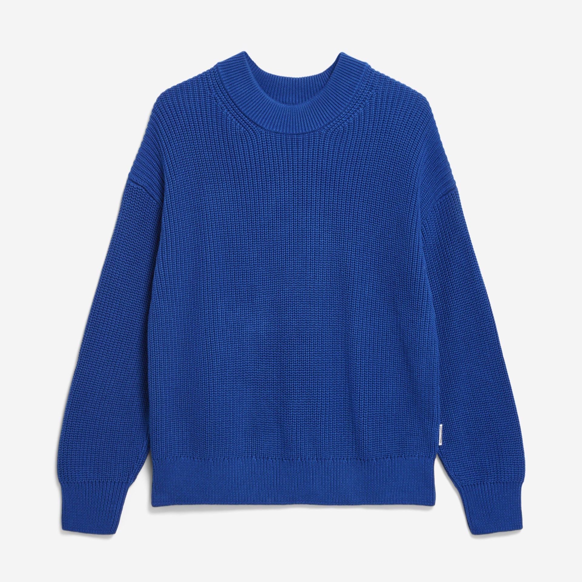 Ein hellblauer, langärmeliger Strickpullover auf weißem Grund. Er hat einen Rundhalsausschnitt und gerippte Bündchen und Saum.