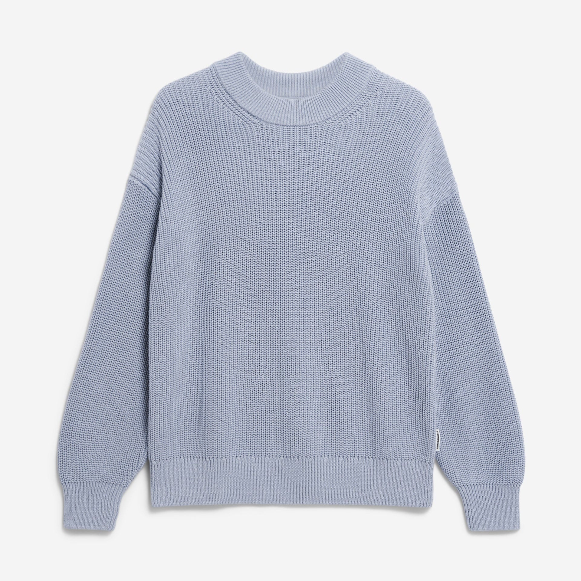 Hellblauer, langärmeliger Strickpullover mit geripptem Rundhalsausschnitt, Bündchen und Saum, flach auf weißem Grund.