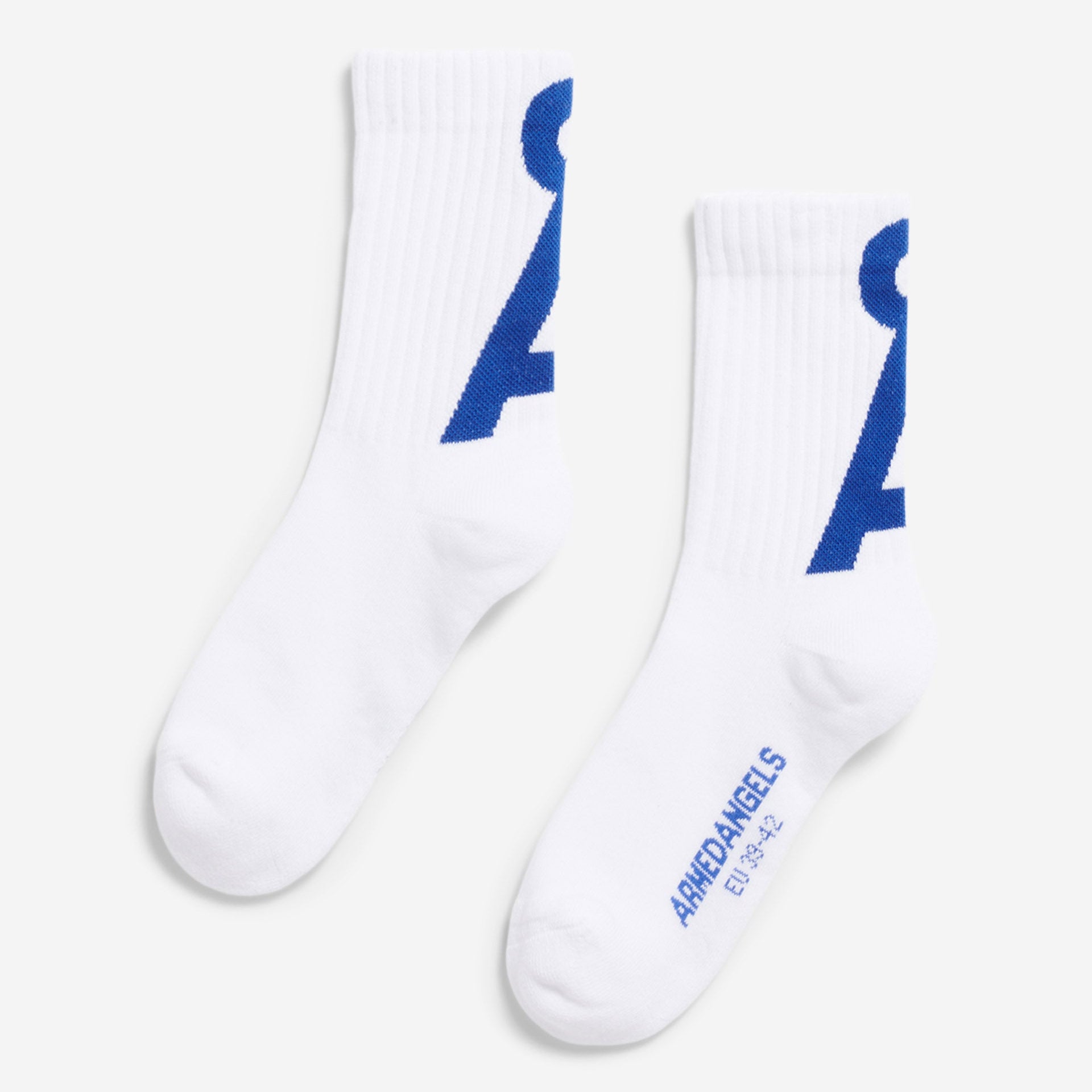 Ein Paar weiße Ringelsocken mit einem großen blauen Buchstaben A an den Seiten und AAKEANGELS mit Größenangaben auf den Sohlen.