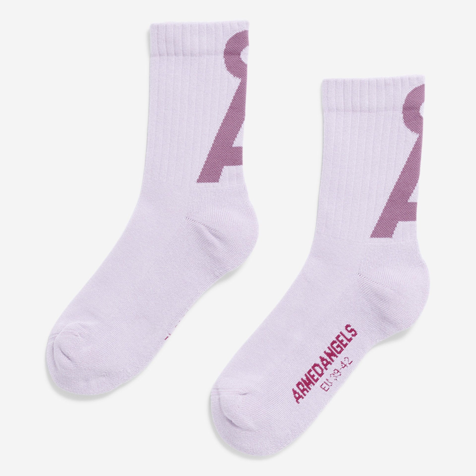 Ein Paar hellviolette Socken mit einem großen violetten Buchstaben A auf der Außenseite und dem Aufdruck ARMEDANGELS EUR 39-42 in Violett auf der Unterseite einer Socke.