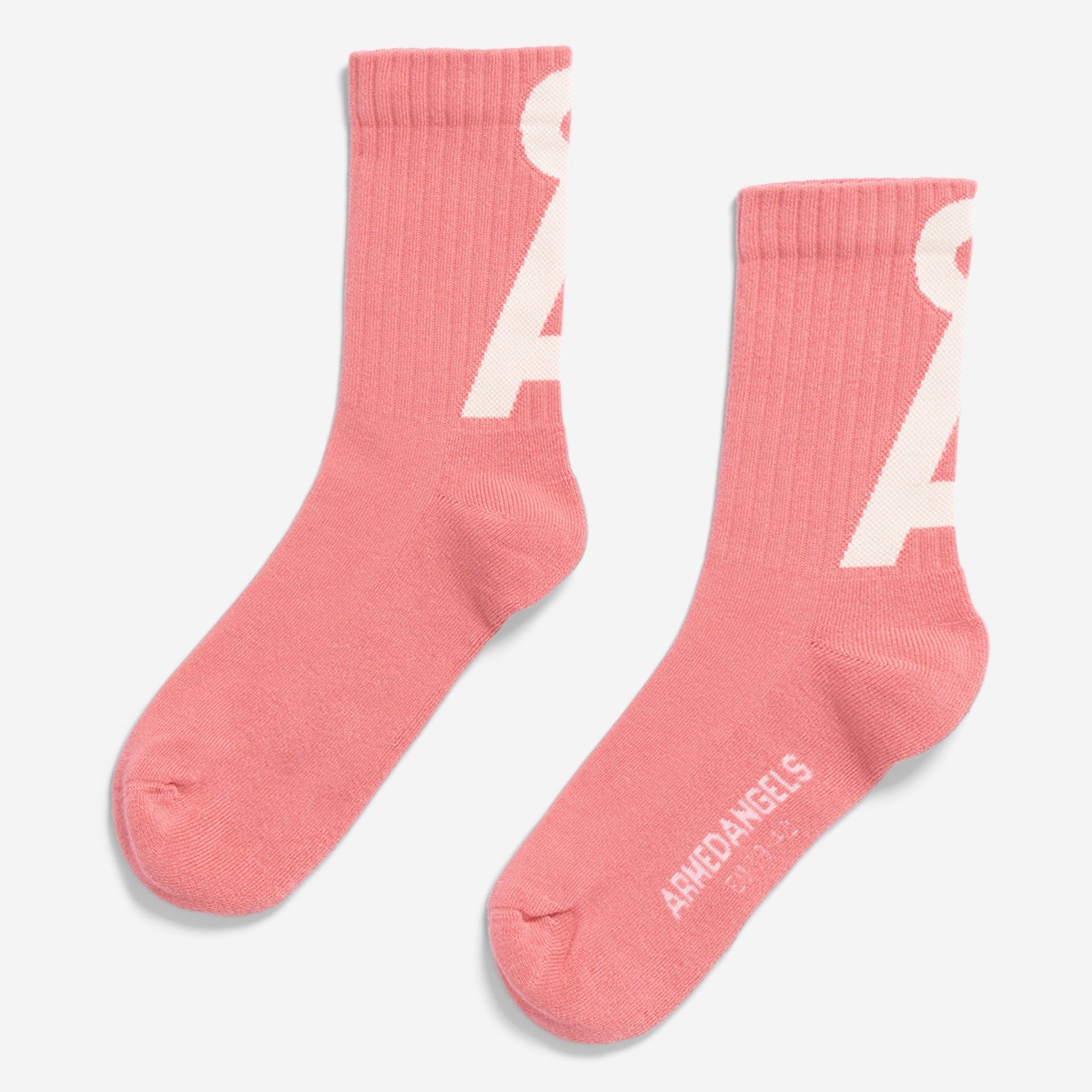 Rosa Socken mit Rippenbündchen. Auf jeder Socke sind große weiße Buchstaben "A" und der Text "ANGELDANGELS" in der Nähe des Knöchels und des Fußes aufgedruckt. Die Socken sind flach auf einem weißen Hintergrund gelegt.