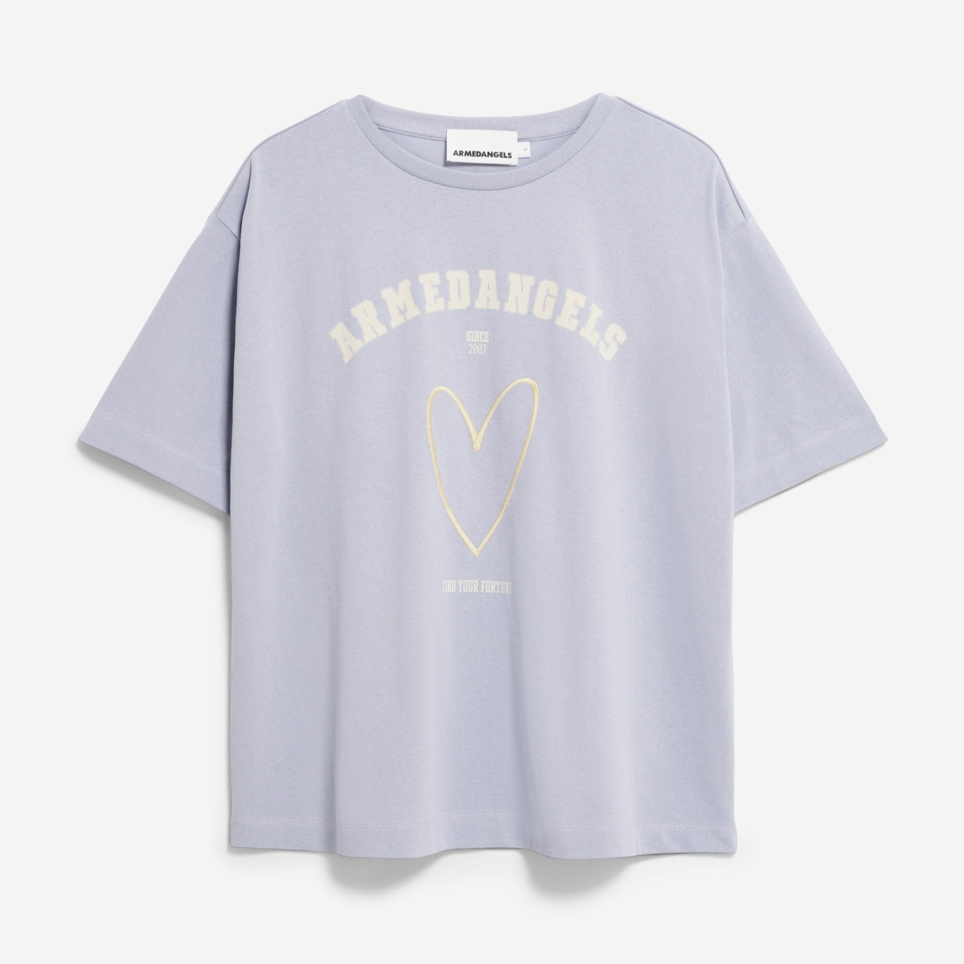 Ein hellviolettes T-Shirt in Übergröße mit dem Wort "ARMEDANGELS" in Weiß, einem handgezeichneten Herzumriss darunter und einem kleineren Text innerhalb des Herzens mit der Aufschrift FEEL YOUR FREEDOM.