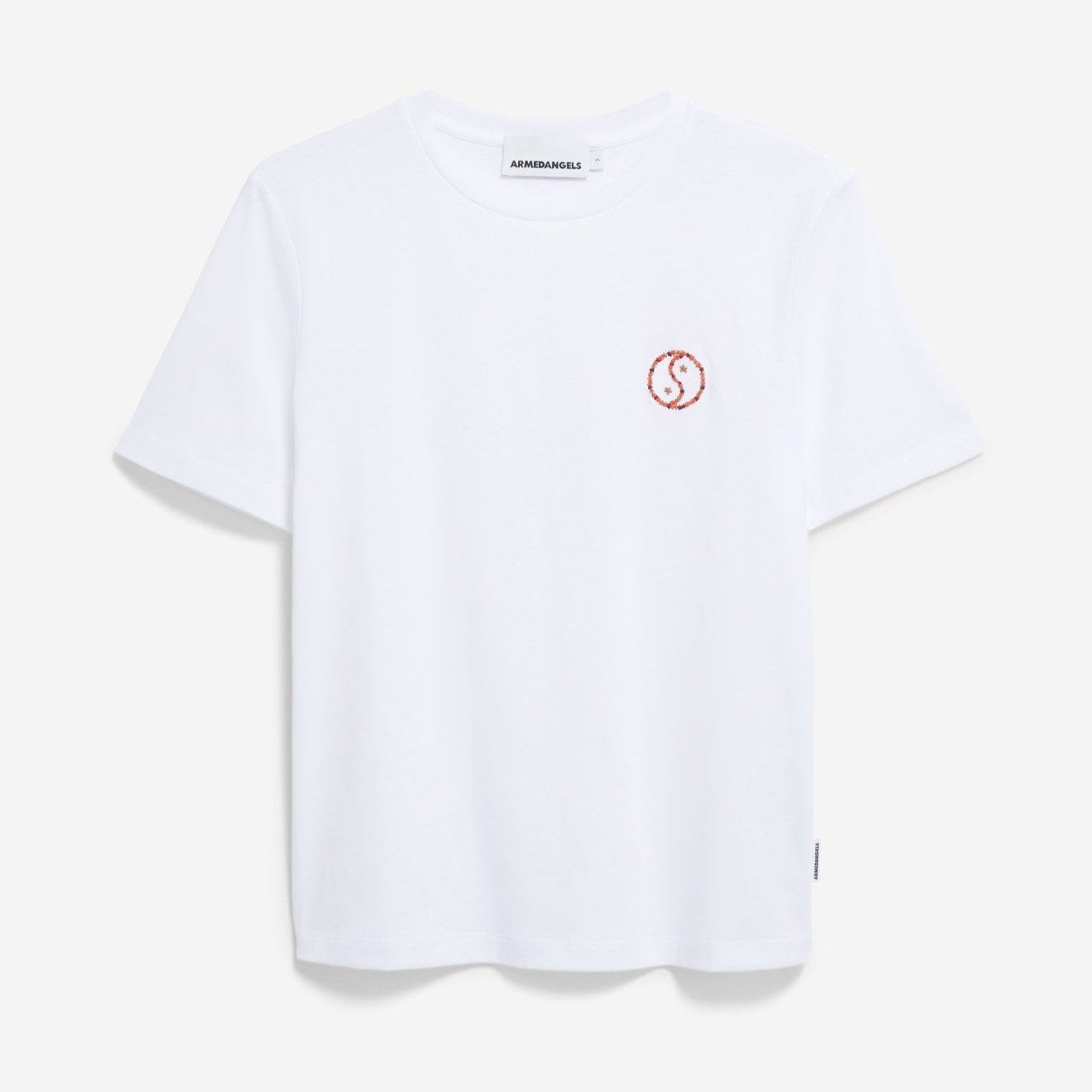 Ein schlichtes weißes Kurzarm-T-Shirt mit einem kleinen roten kreisförmigen Logo mit einem S auf der linken Brustseite vor weißem Hintergrund.