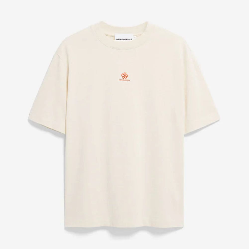 Ein schlichtes, cremefarbenes Kurzarm-T-Shirt mit einer kleinen roten Grafik und Text in der Mitte der Brust auf weißem Hintergrund.