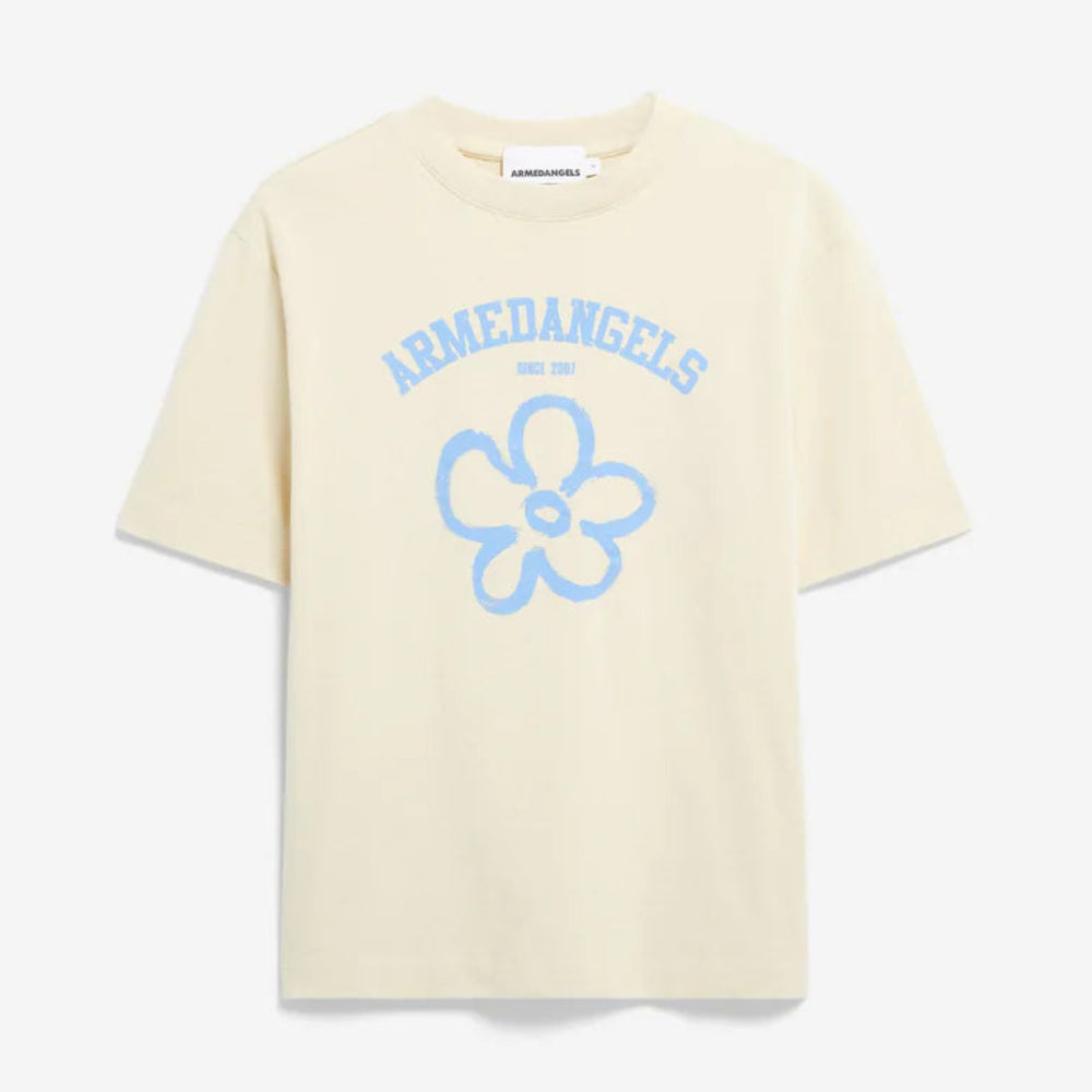 Ein cremefarbenes T-Shirt mit dem Schriftzug ARMEDANGELS und SINCE 2007 in Hellblau und einer großen, einfachen blauen Blumengrafik in der Mitte.