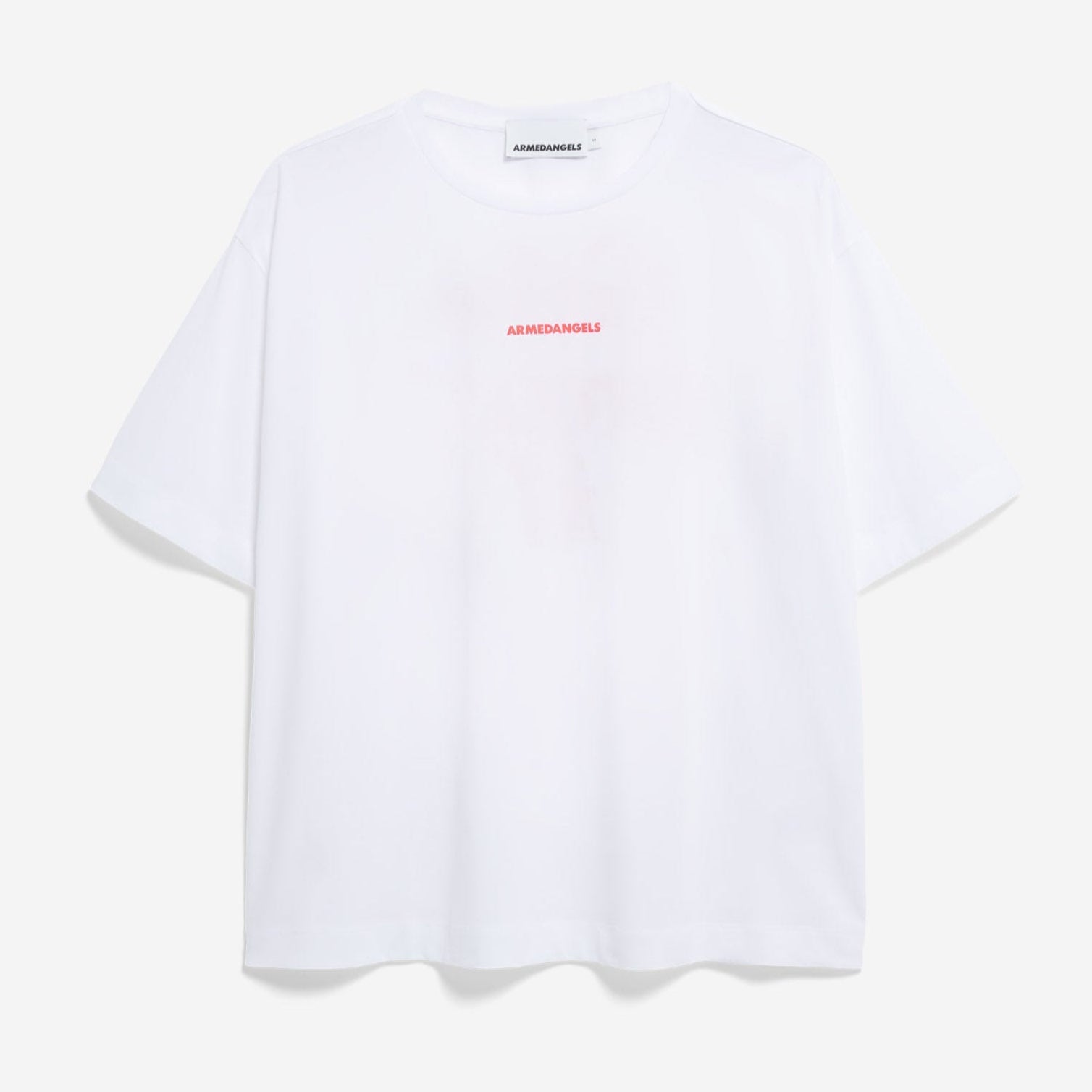 Ein schlichtes, weißes, kurzärmeliges T-Shirt mit einem kleinen, roten Textlogo auf der Brust, das sich vor einem weißen Hintergrund abhebt.