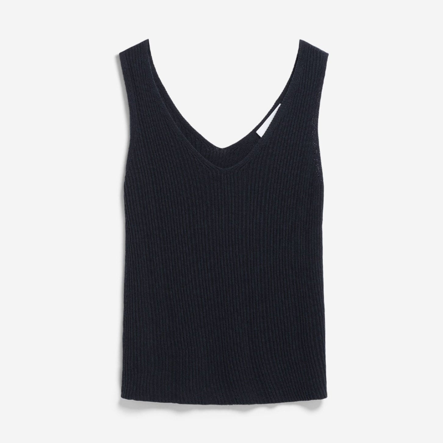 Ein ärmelloses, schwarzes Rippenstrick-Tanktop mit V-Ausschnitt ist auf einem schlichten weißen Hintergrund abgebildet.