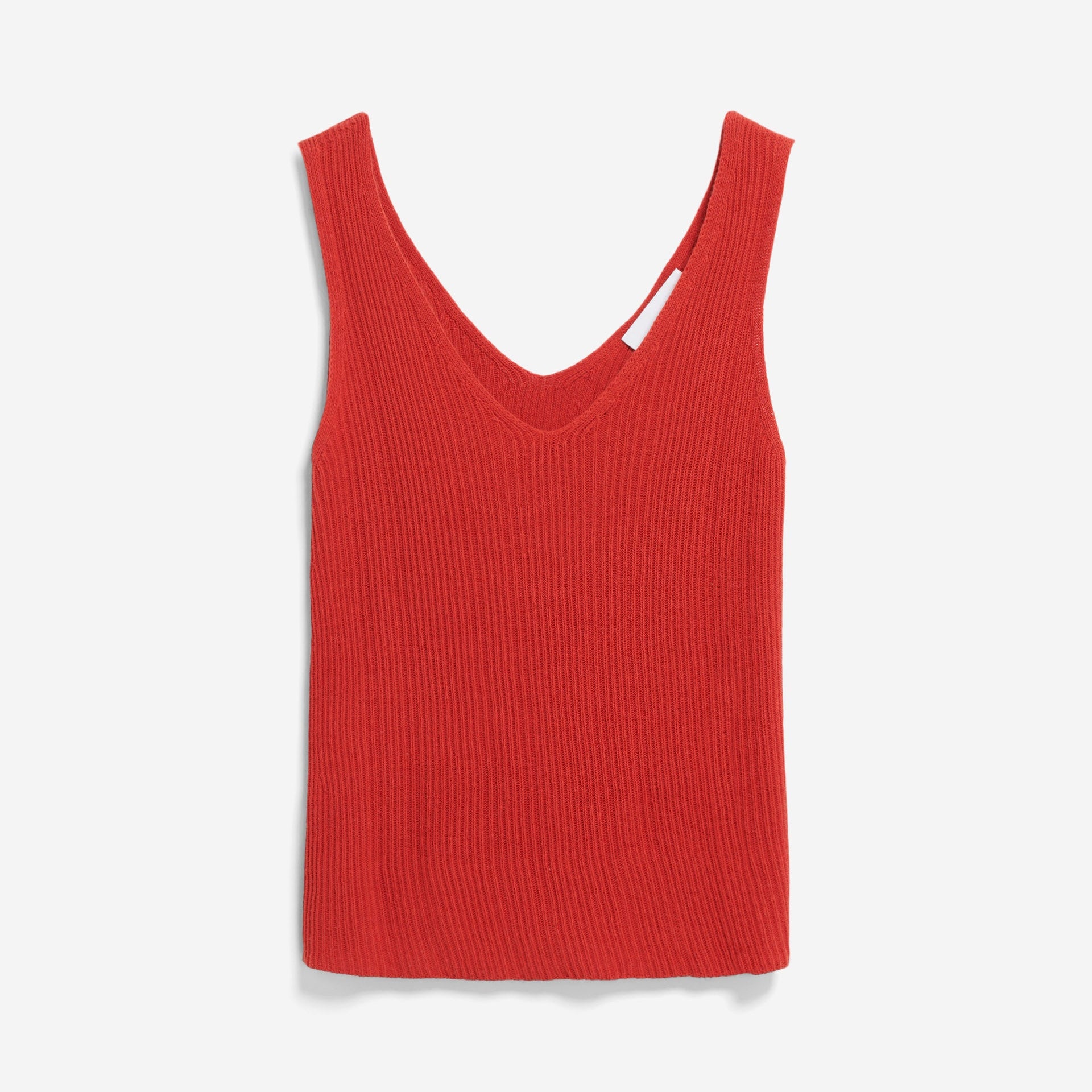 Ein ärmelloses, geripptes Strick-Tanktop in leuchtendem Rot mit V-Ausschnitt, das auf einem flachen, hellen Hintergrund abgebildet ist.