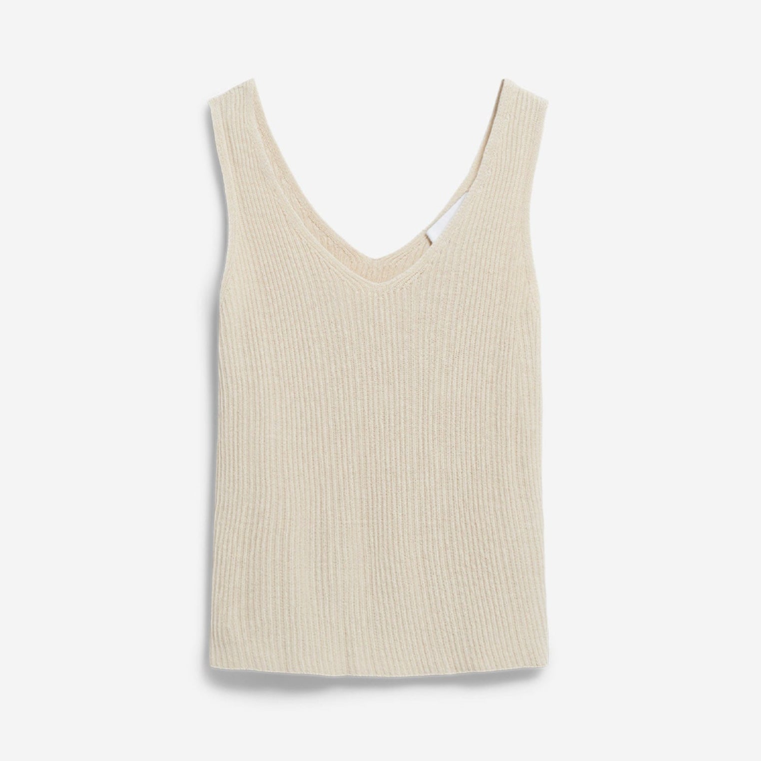 Ein ärmelloses, beigefarbenes Rippenstrick-Tanktop mit V-Ausschnitt, flach auf weißem Grund.
