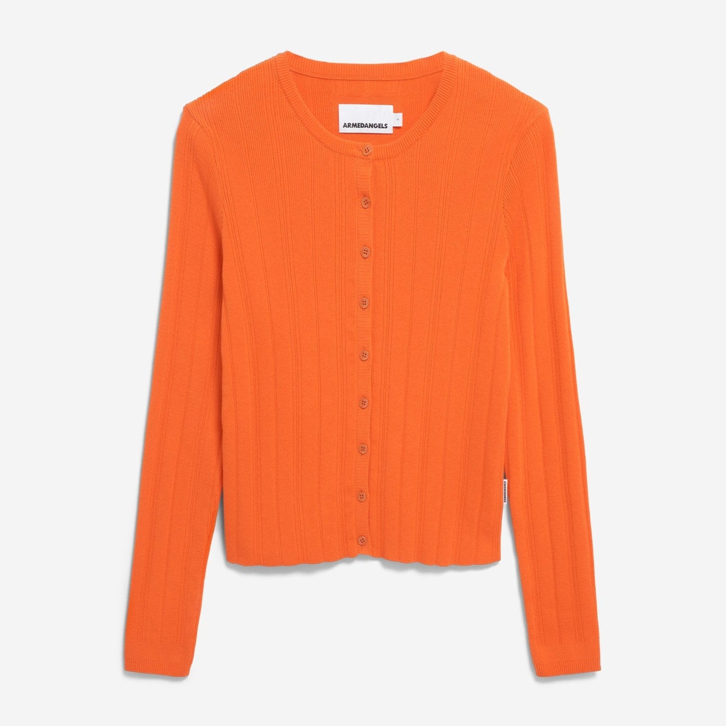 Leuchtend orangefarbene, langärmelige, gerippte Strickjacke mit Rundhalsausschnitt und Knöpfen auf der Vorderseite, flach auf weißem Hintergrund.