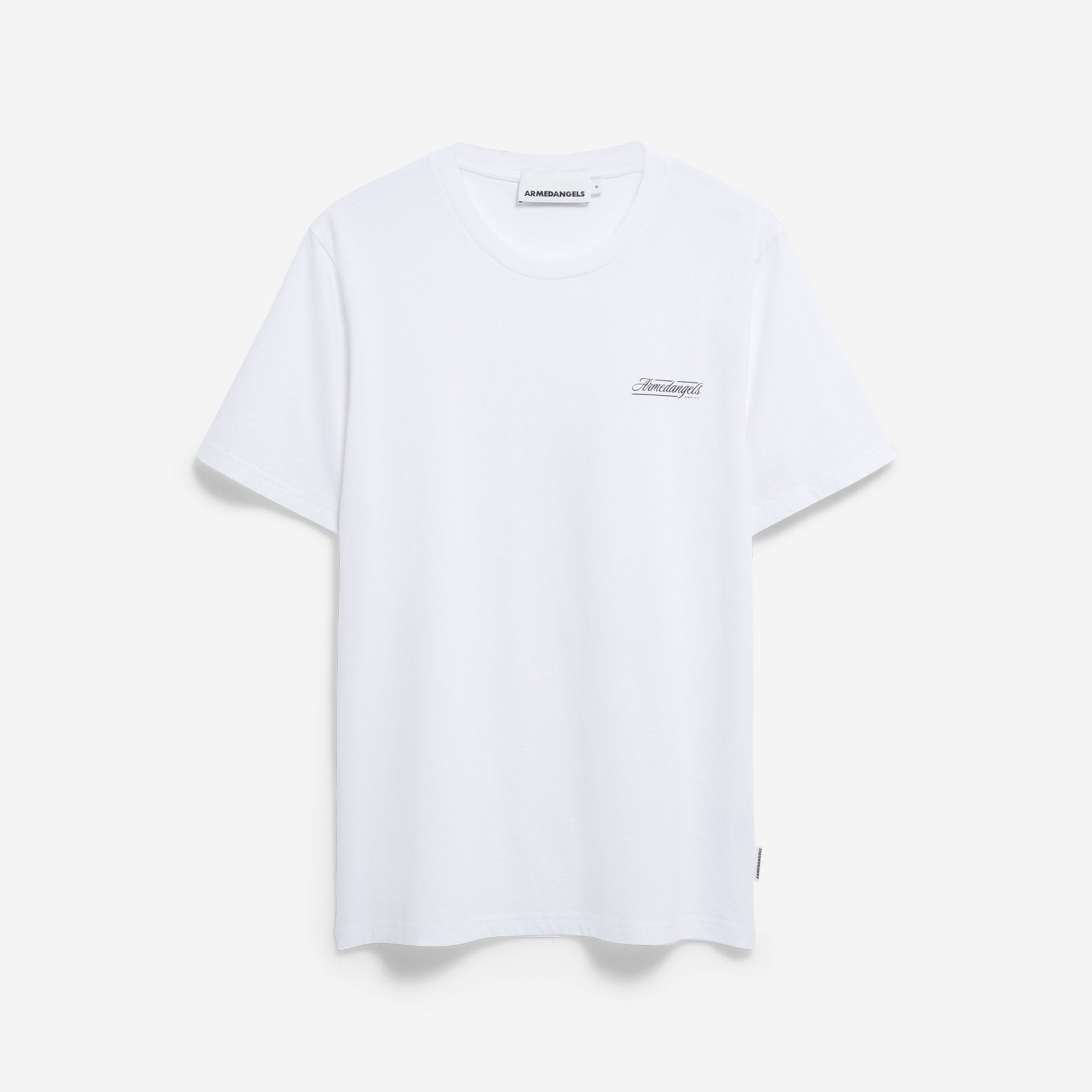 Ein schlichtes, weißes, kurzärmeliges T-Shirt mit einem kleinen, schwarzen Logo auf der linken Brust, das auf einem weißen Hintergrund abgebildet ist.