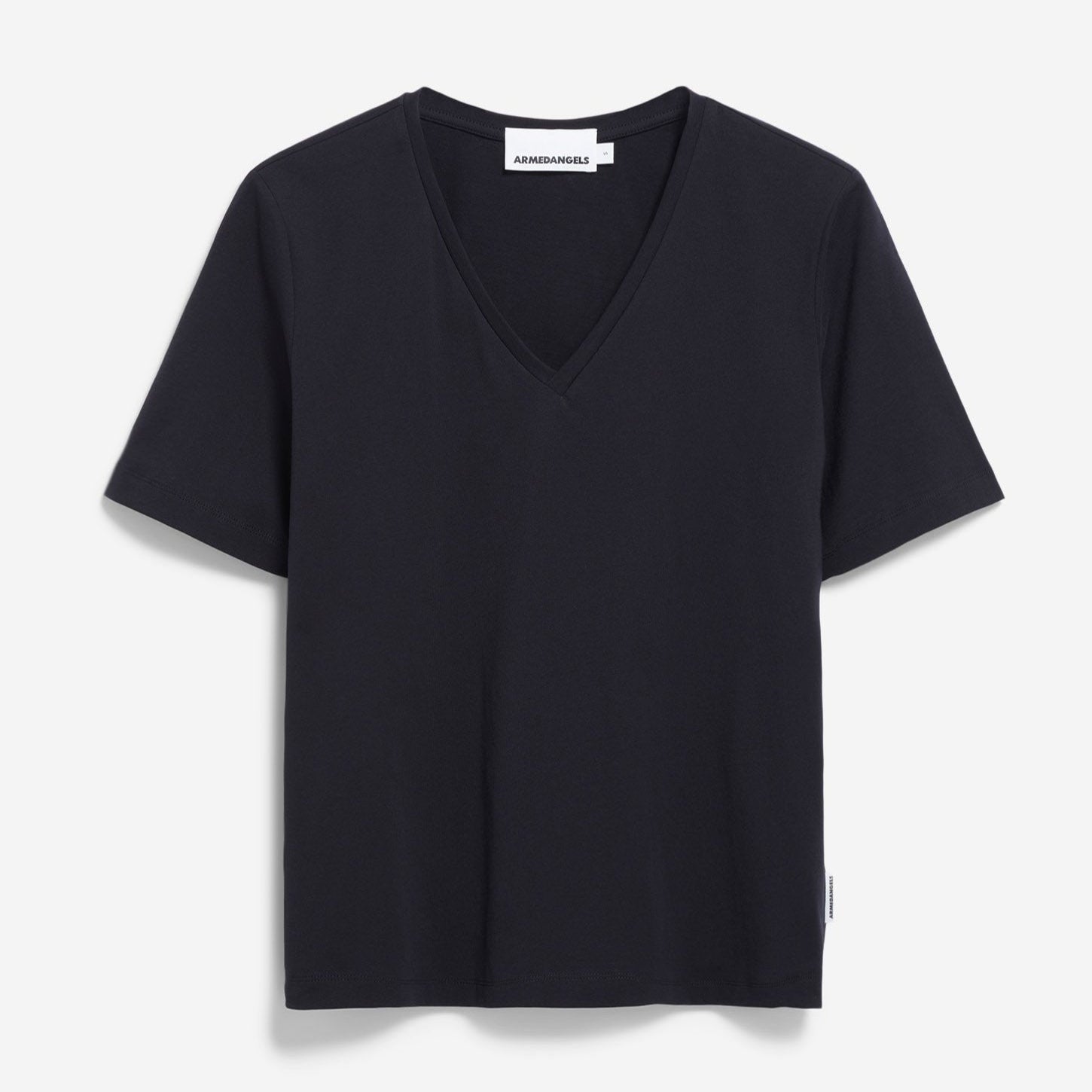 Ein schlichtes schwarzes T-Shirt mit kurzen Ärmeln und V-Ausschnitt liegt flach vor einem weißen Hintergrund.