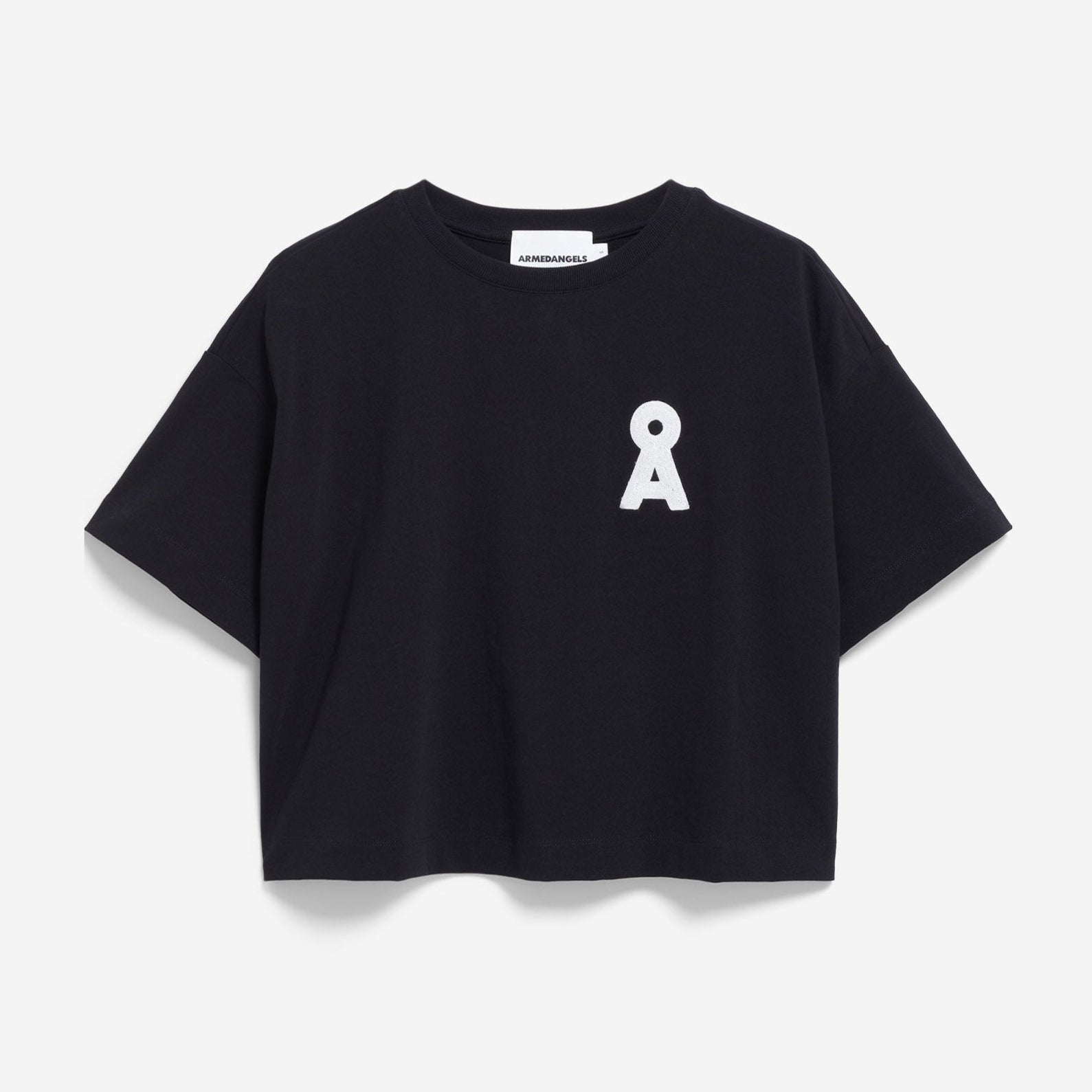 Ein schwarzes, kurzärmeliges T-Shirt mit einem kleinen, weißen, abstrakten A-Logo auf der linken Brust vor einem schlichten weißen Hintergrund.