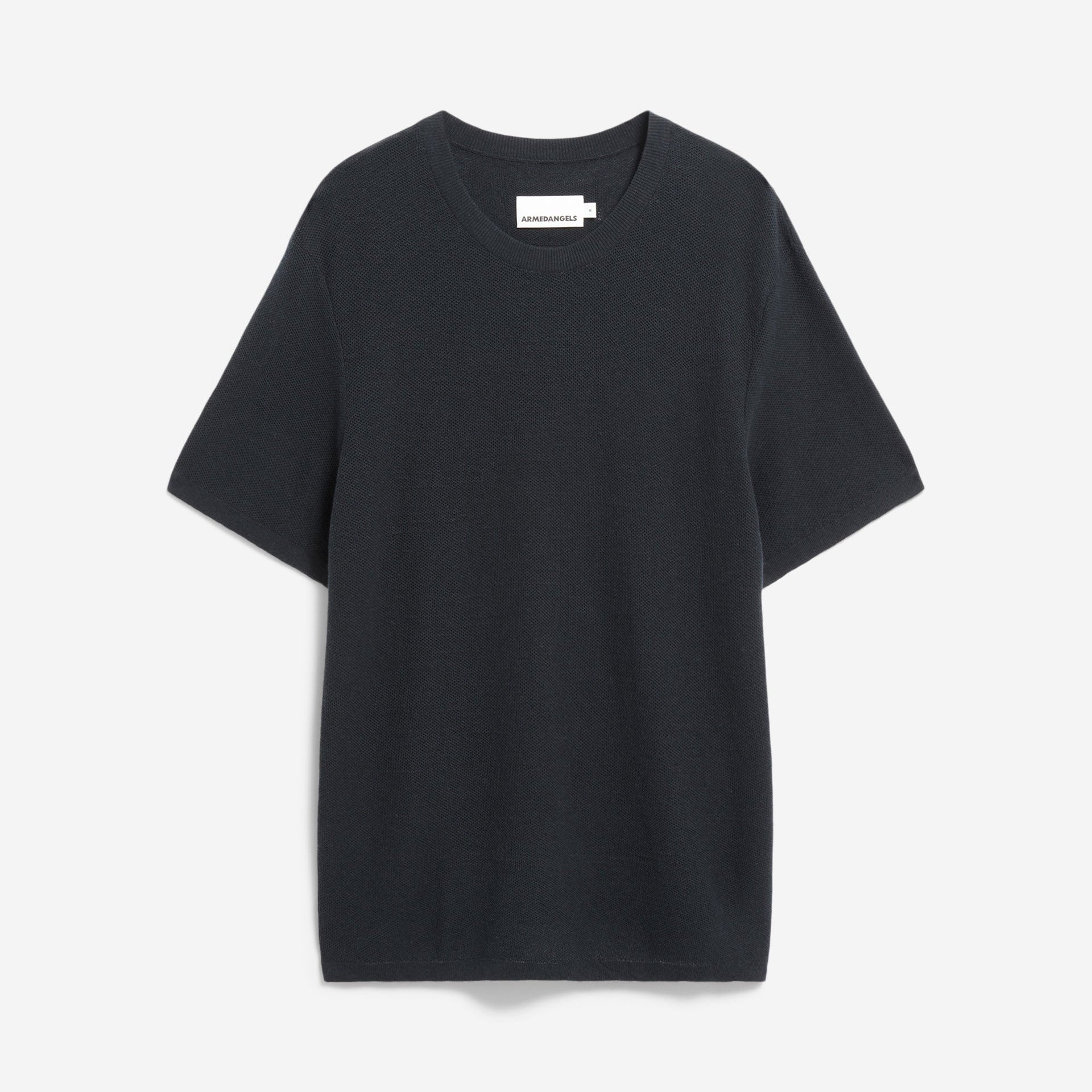 Ein schlichtes schwarzes Kurzarm-T-Shirt mit Rundhalsausschnitt ist vor einem weißen Hintergrund abgebildet und hängt flach, ohne sichtbare Falten oder Muster.