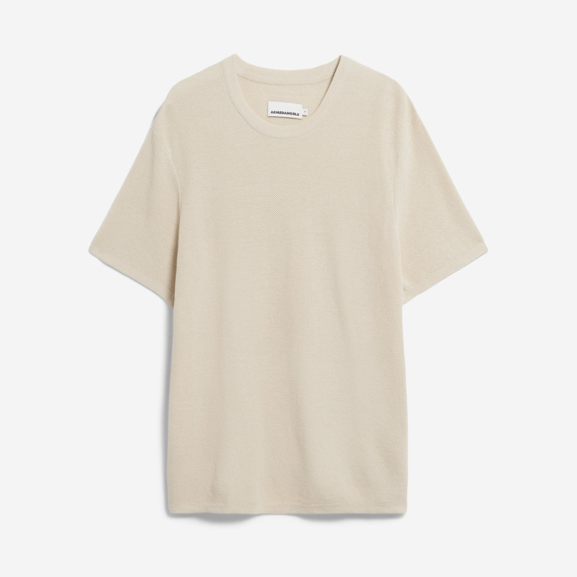 Ein schlichtes, kurzärmeliges, hellbeiges T-Shirt liegt flach auf einem weißen Hintergrund.